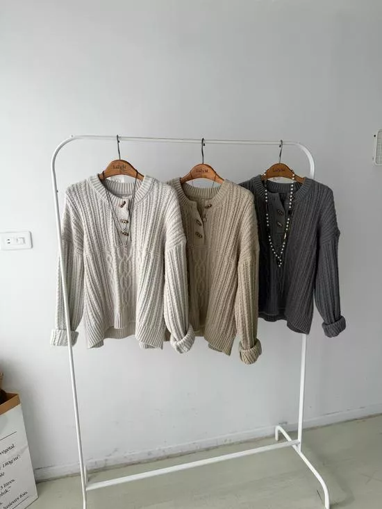 牛角三釦麻花毛衣