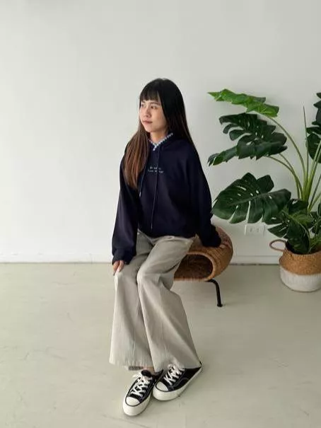 撞色滾邊刺繡連帽上衣