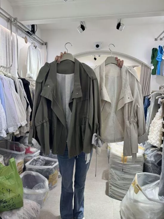 俐落縮腰風衣外套