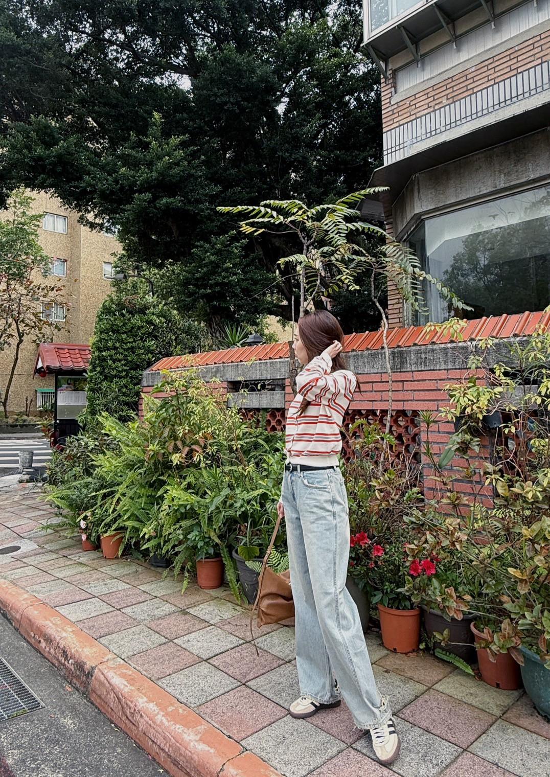 圓領扣撞色橫條開衫