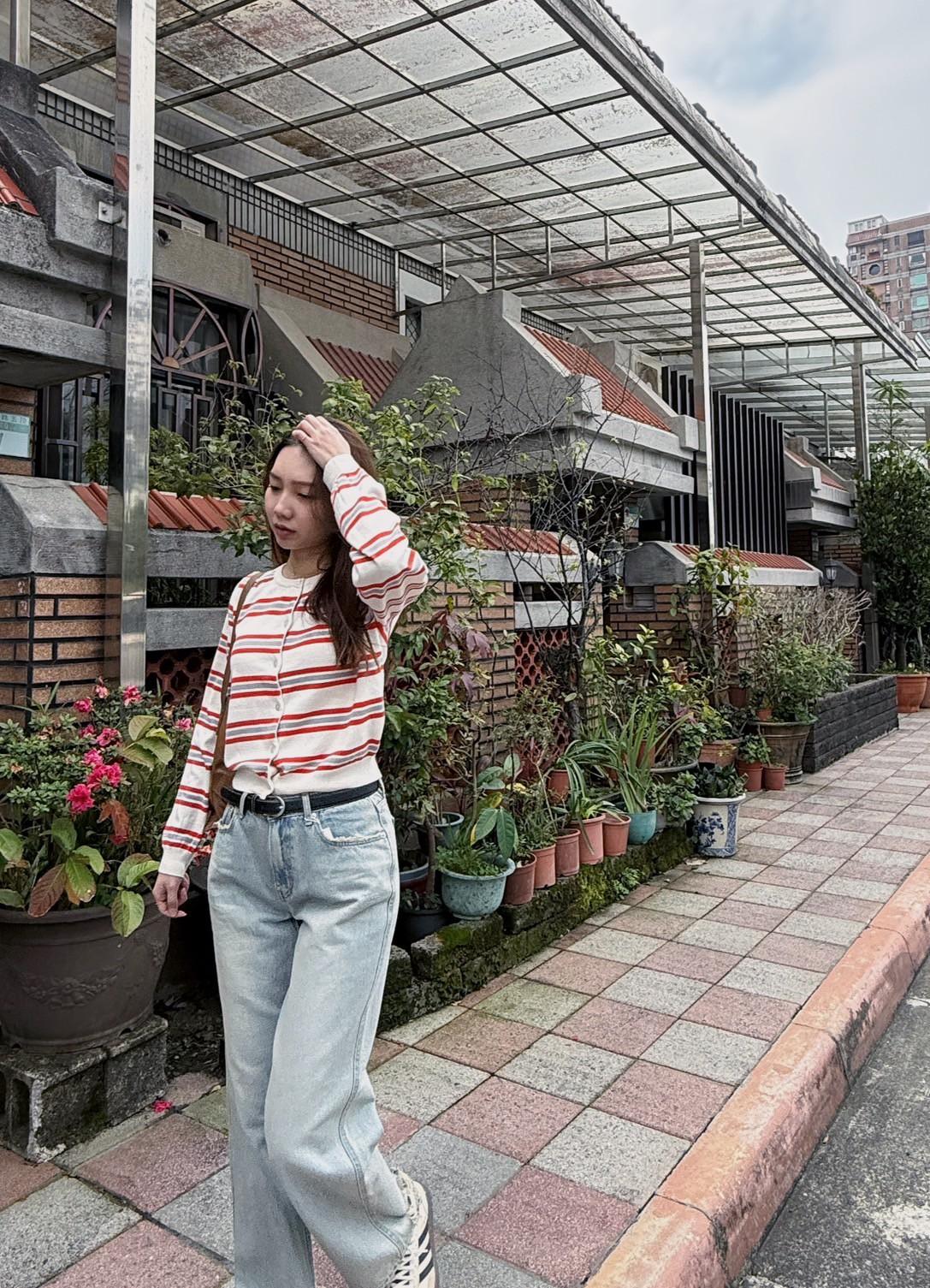 圓領扣撞色橫條開衫
