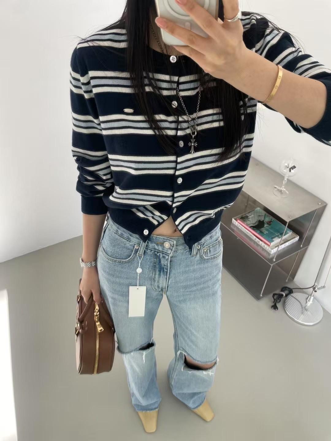 圓領扣撞色橫條開衫