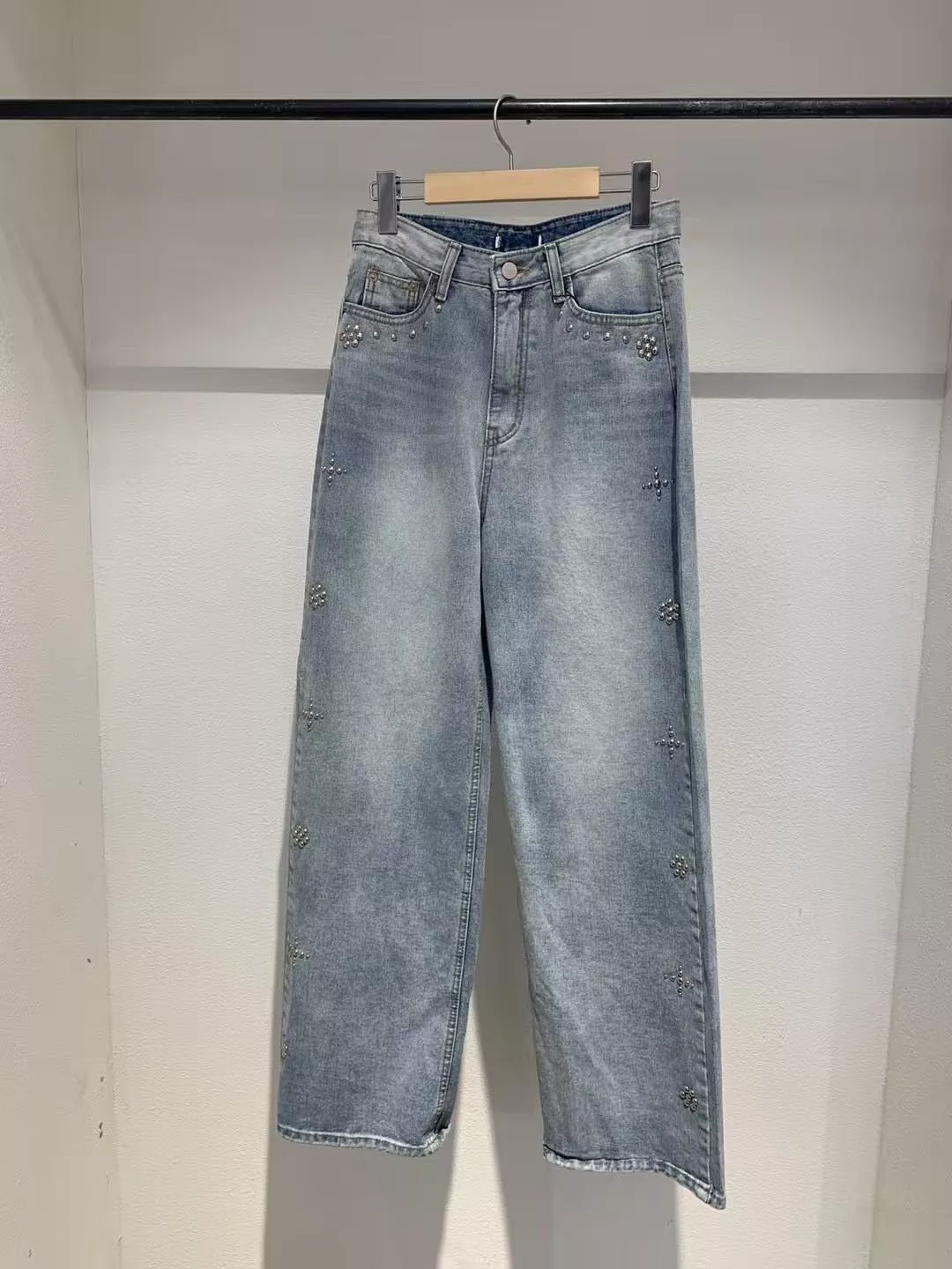 花花釘扣刷色牛仔褲