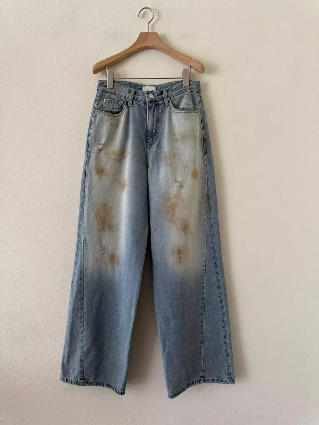 版型超正的髒髒牛仔褲