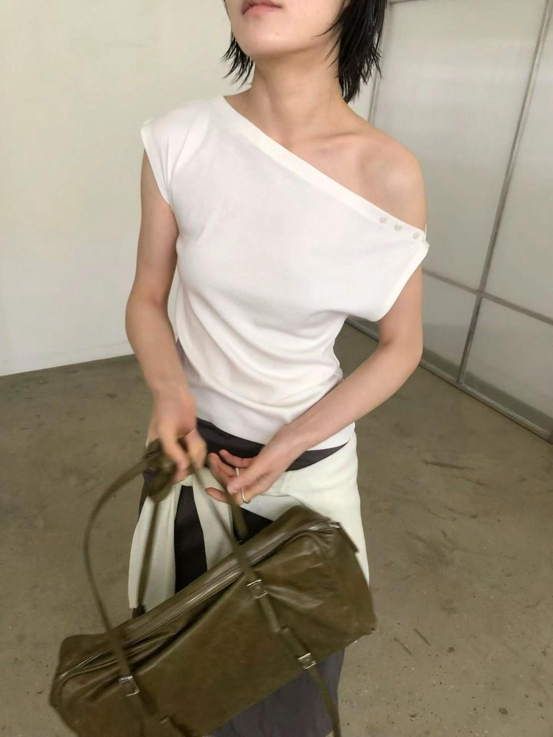不對稱小扣上衣