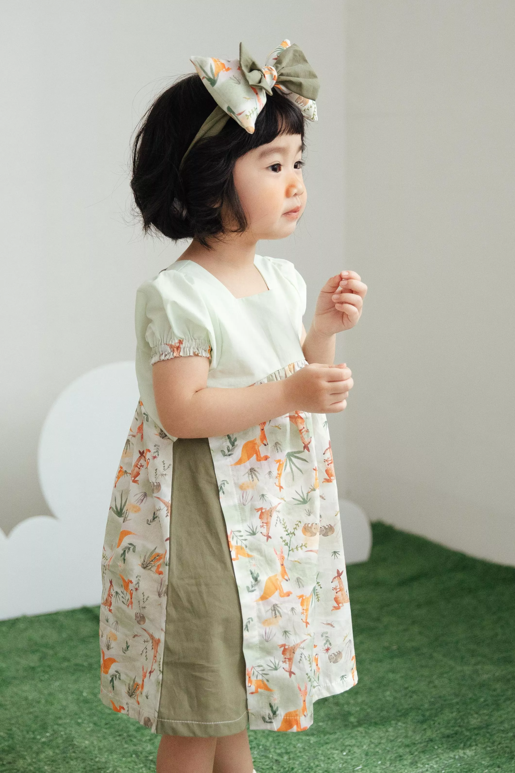 蹦跳袋鼠剪接泡袖洋裝