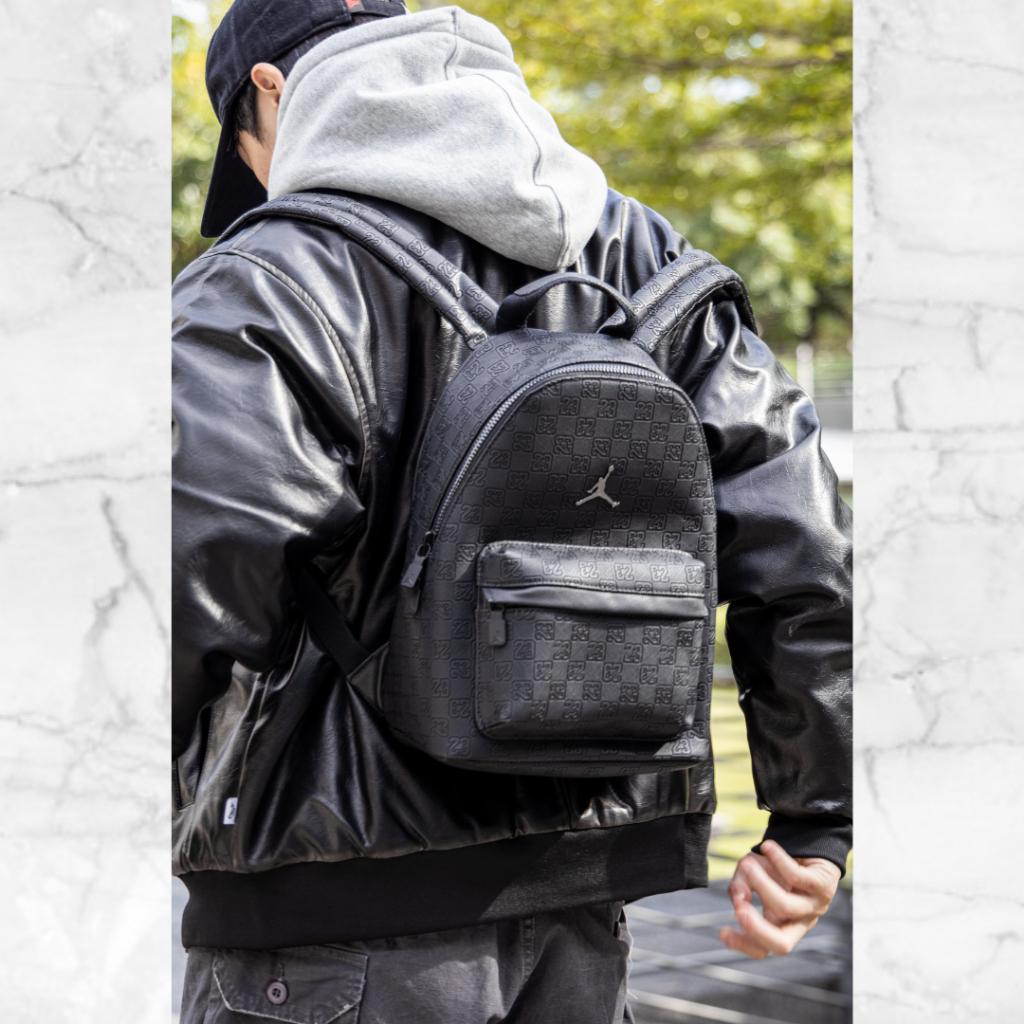 『老皮衣櫥』Nike Jordan Monogram 老花系列 棋盤格 雙肩包 後背包 大容量20L 黑色後背包 喬丹