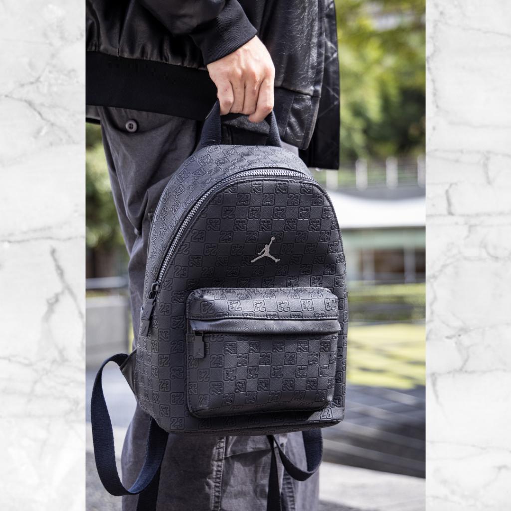 『老皮衣櫥』Nike Jordan Monogram 老花系列 棋盤格 雙肩包 後背包 大容量20L 黑色後背包 喬丹