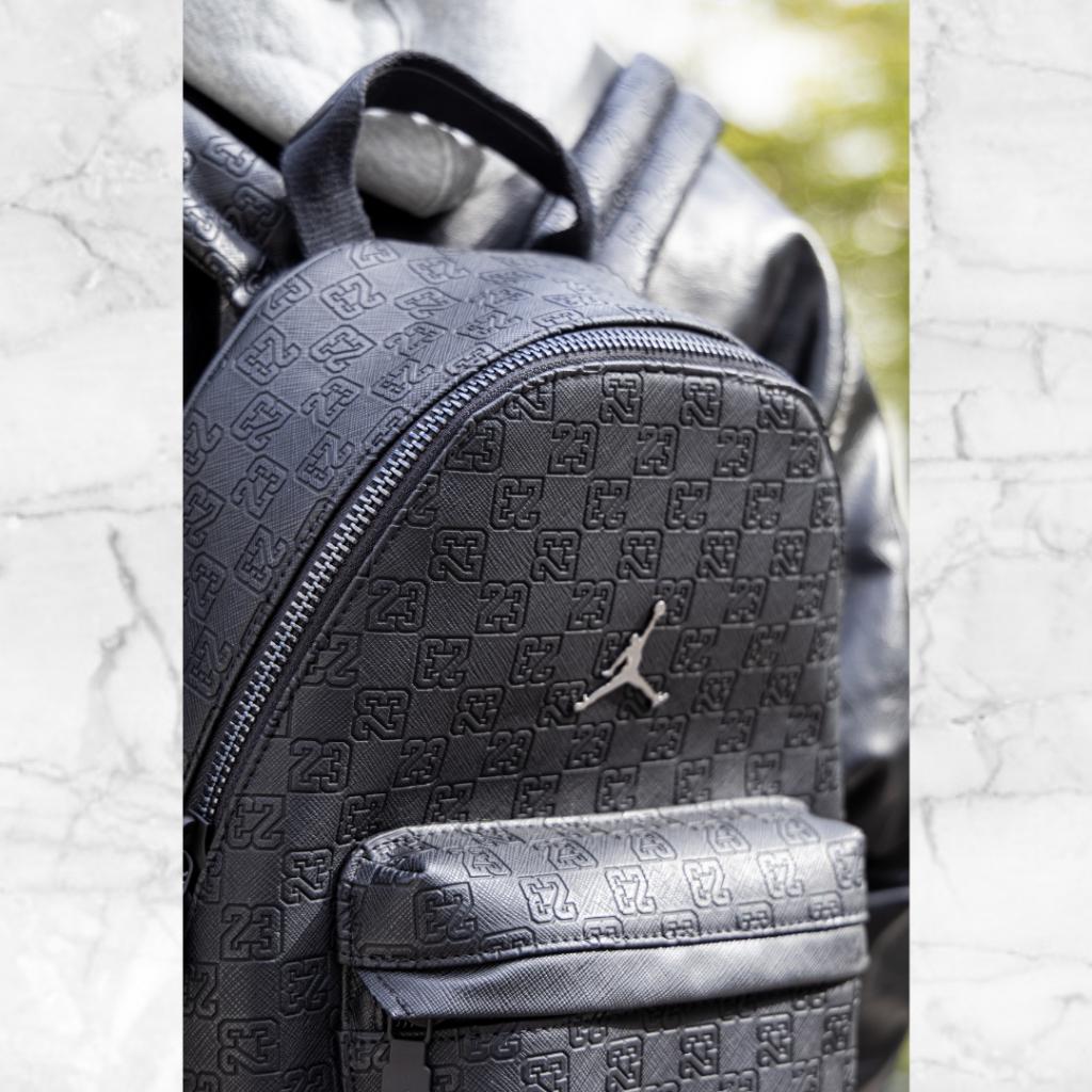 『老皮衣櫥』Nike Jordan Monogram 老花系列 棋盤格 雙肩包 後背包 大容量20L 黑色後背包 喬丹