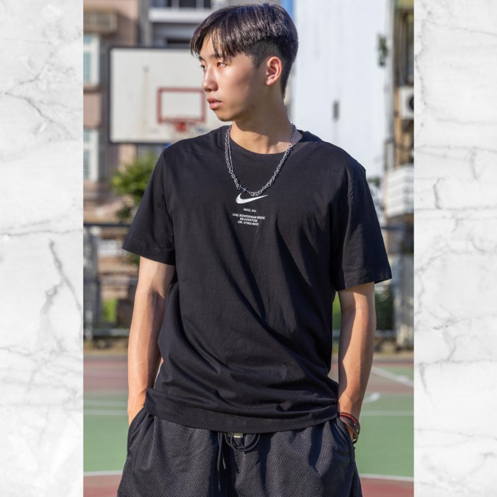 『老皮衣櫥』Nike NSW Swoosh Tee 背後大Logo文字標語短袖T恤 DZ2882-010