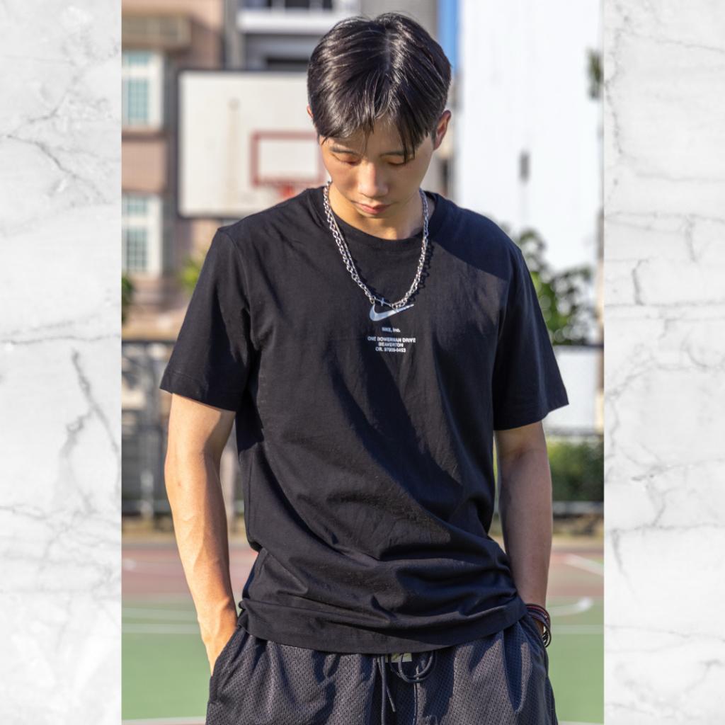 『老皮衣櫥』Nike NSW Swoosh Tee 背後大Logo文字標語短袖T恤 DZ2882-010