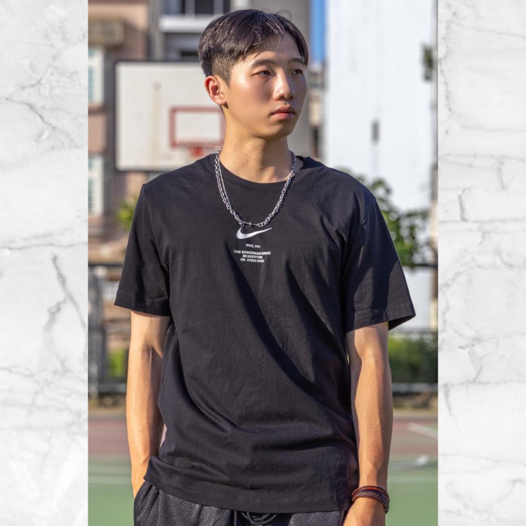 『老皮衣櫥』Nike NSW Swoosh Tee 背後大Logo文字標語短袖T恤 DZ2882-010