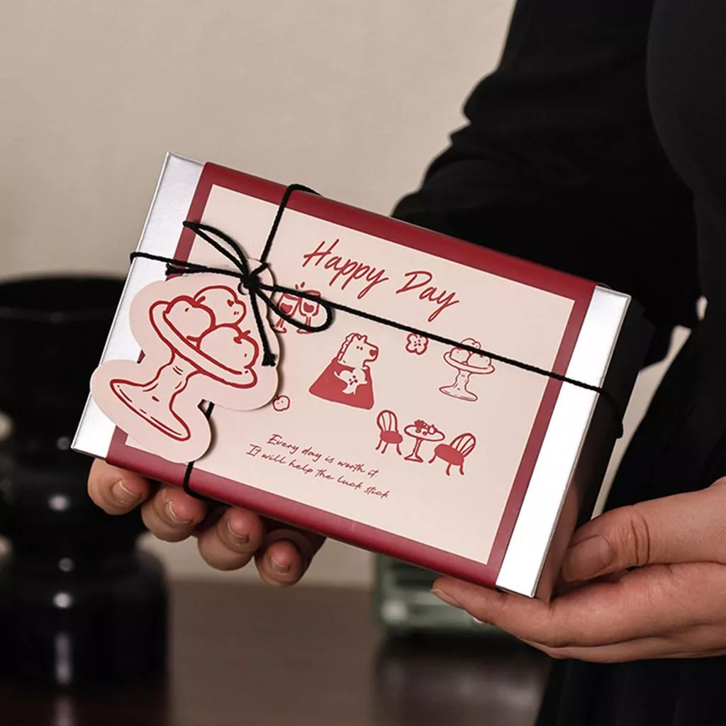 [JS文創] 2026新年包裝盒 手繪餅乾盒 銀色餅乾盒 仿鐵盒 馬年包裝盒 馬年禮盒 新年圍邊