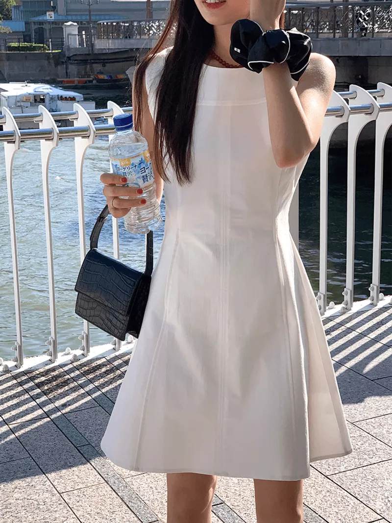 挺版無袖連衣裙