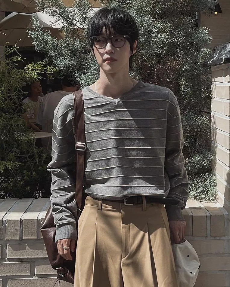 靜謐男人 立體感線條紋V領薄針織 靜謐男人 立體感線條紋V領薄針織