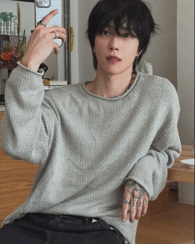 素面毛感 圓領捲邊薄針織上衣