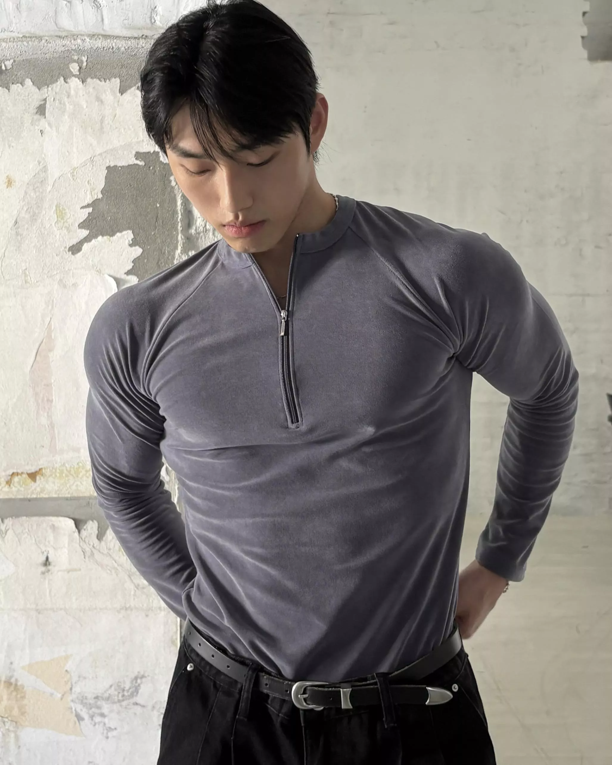 修身顯肌款 絲絨拉鍊插肩袖薄長T