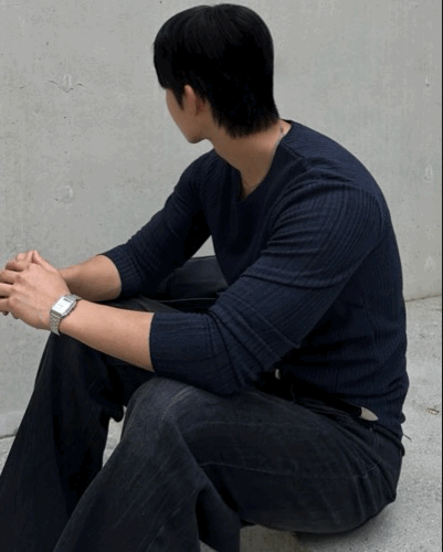 手繪潑墨感 顯壯合身薄長袖