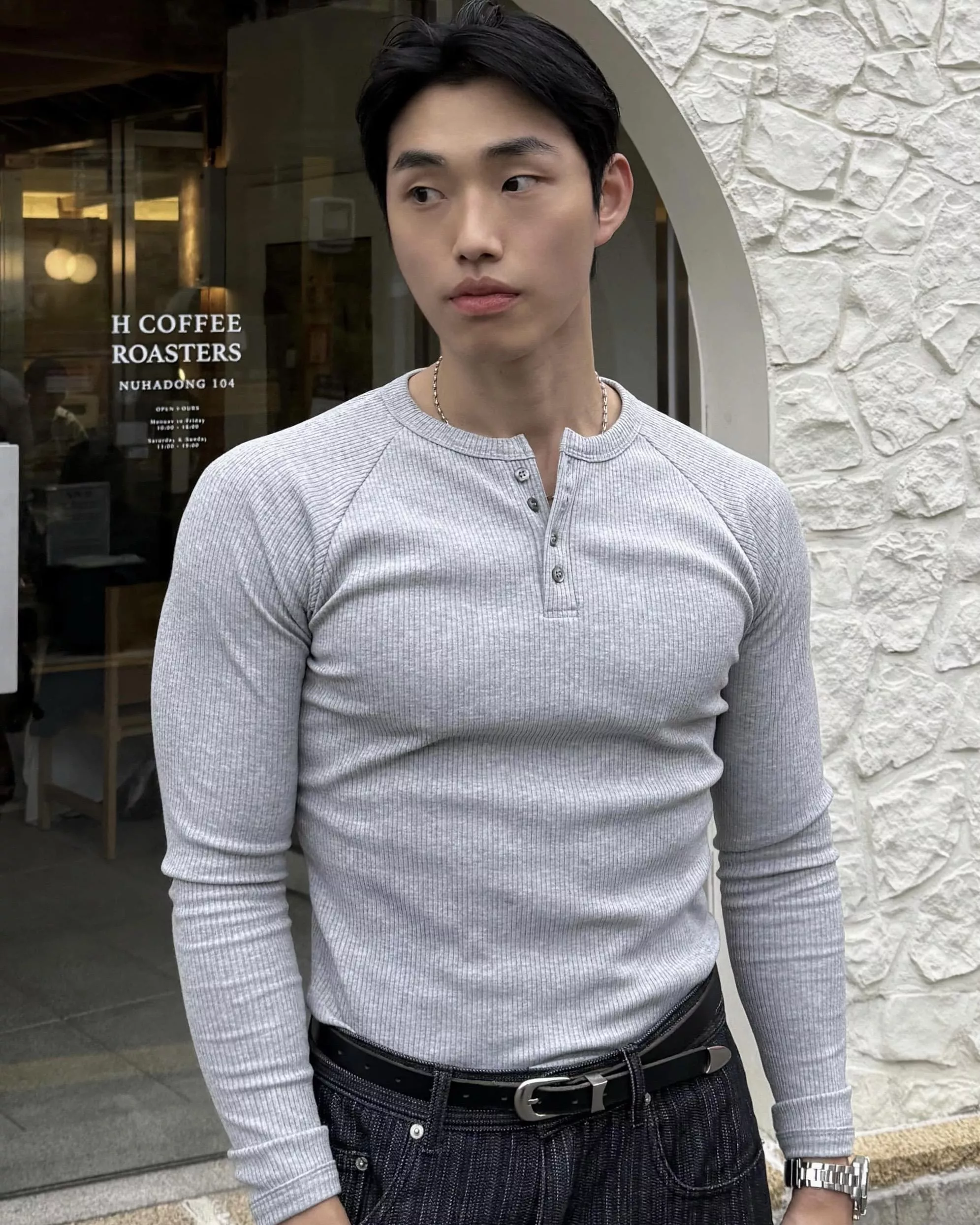 修身顯肌款 插肩袖彈性亨利領長袖