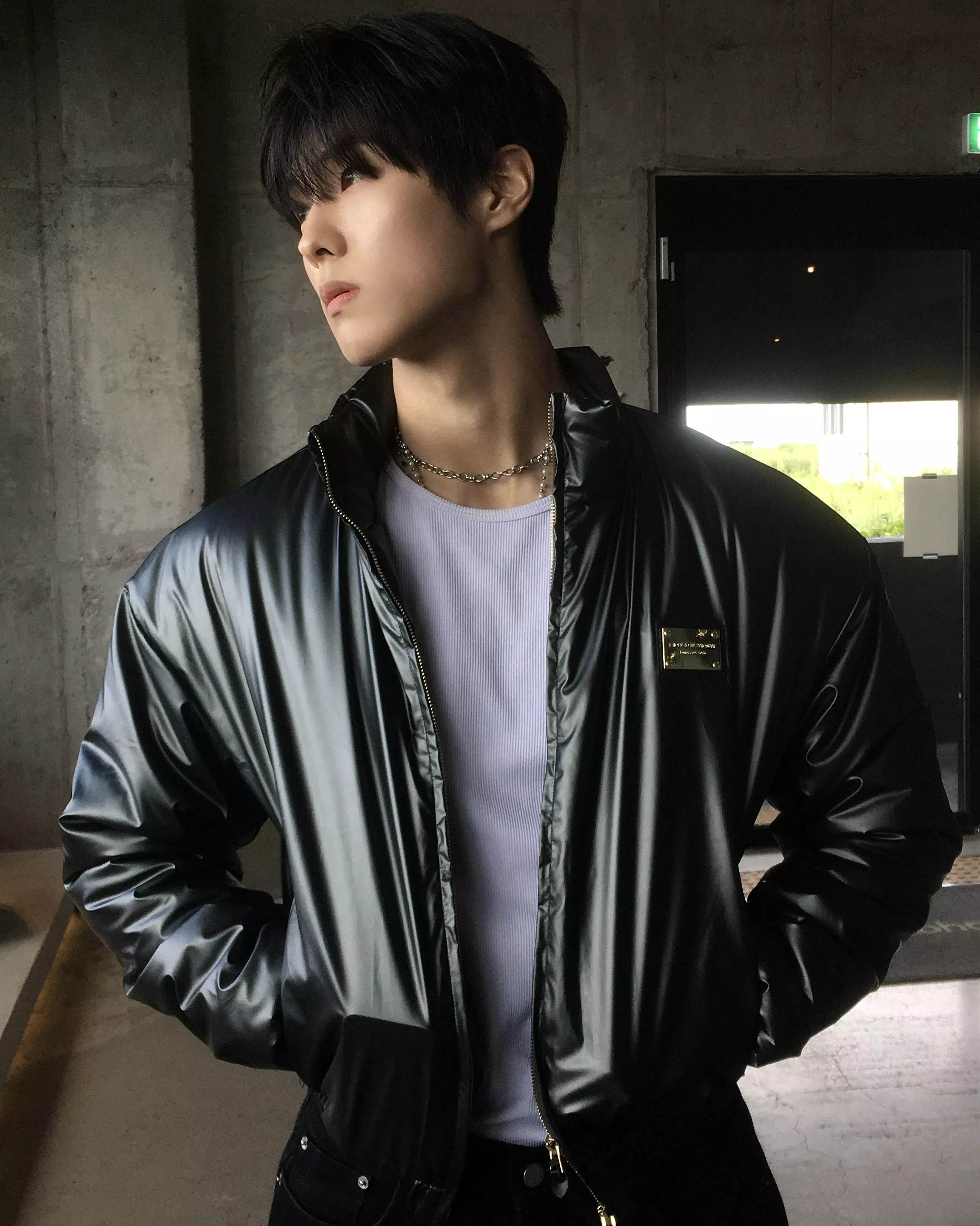 短版萊尼爾 小金牌亮面光澤羽絨外套