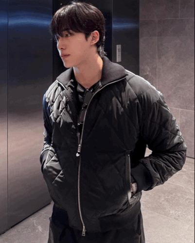 霧黑絲絨 菱格絎縫輕羽絨外套