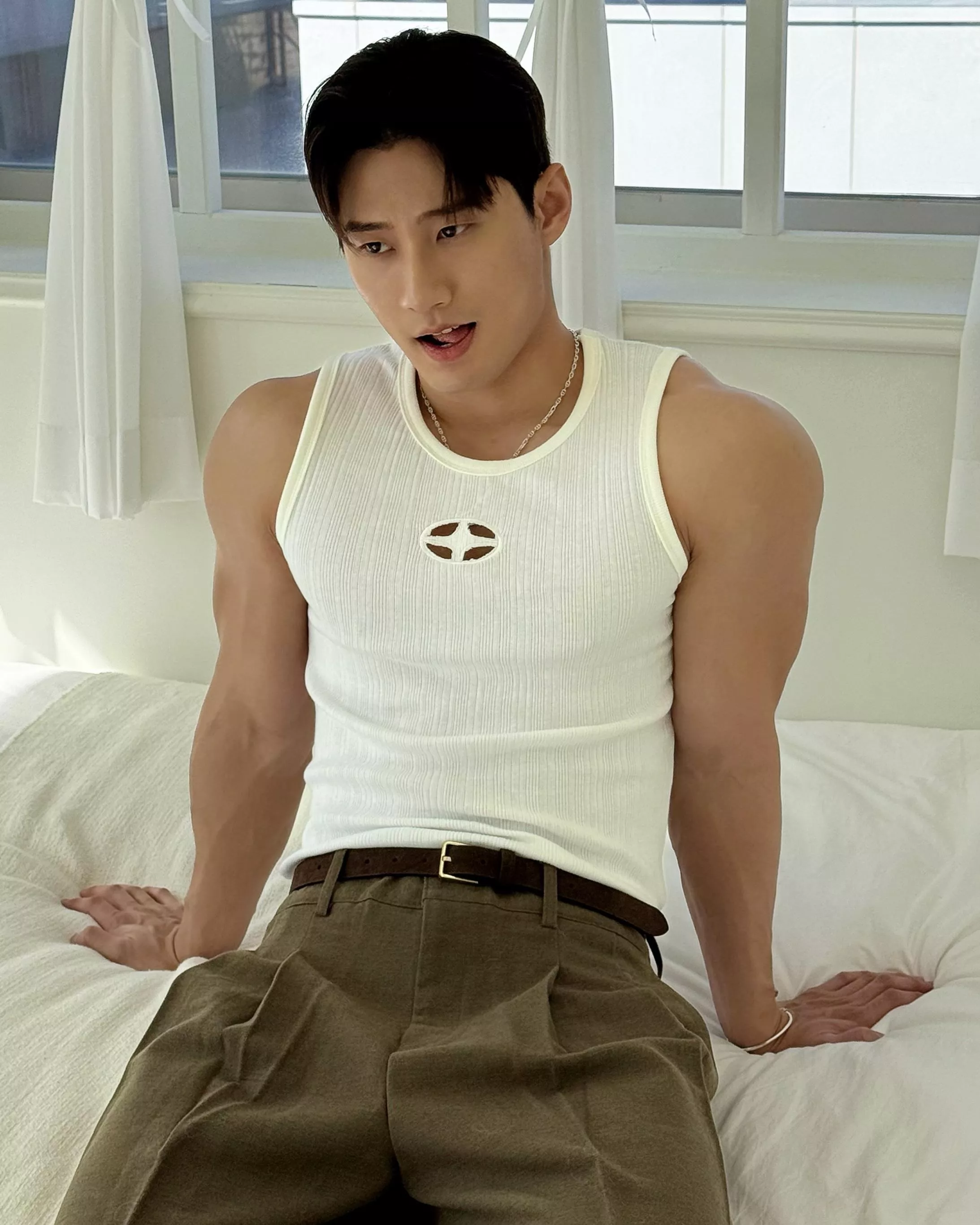 星閃挖空羅紋合身背心💫