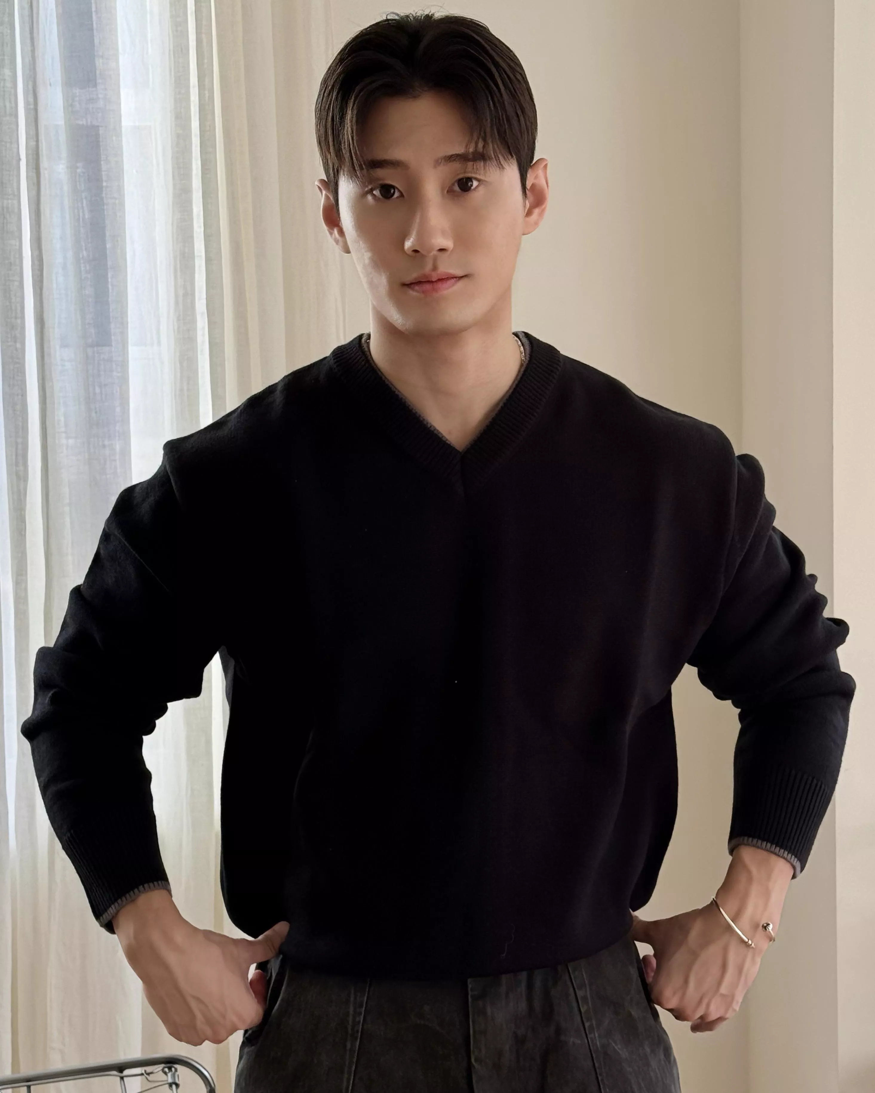 低調魅力 假兩件滾邊V領針織長袖