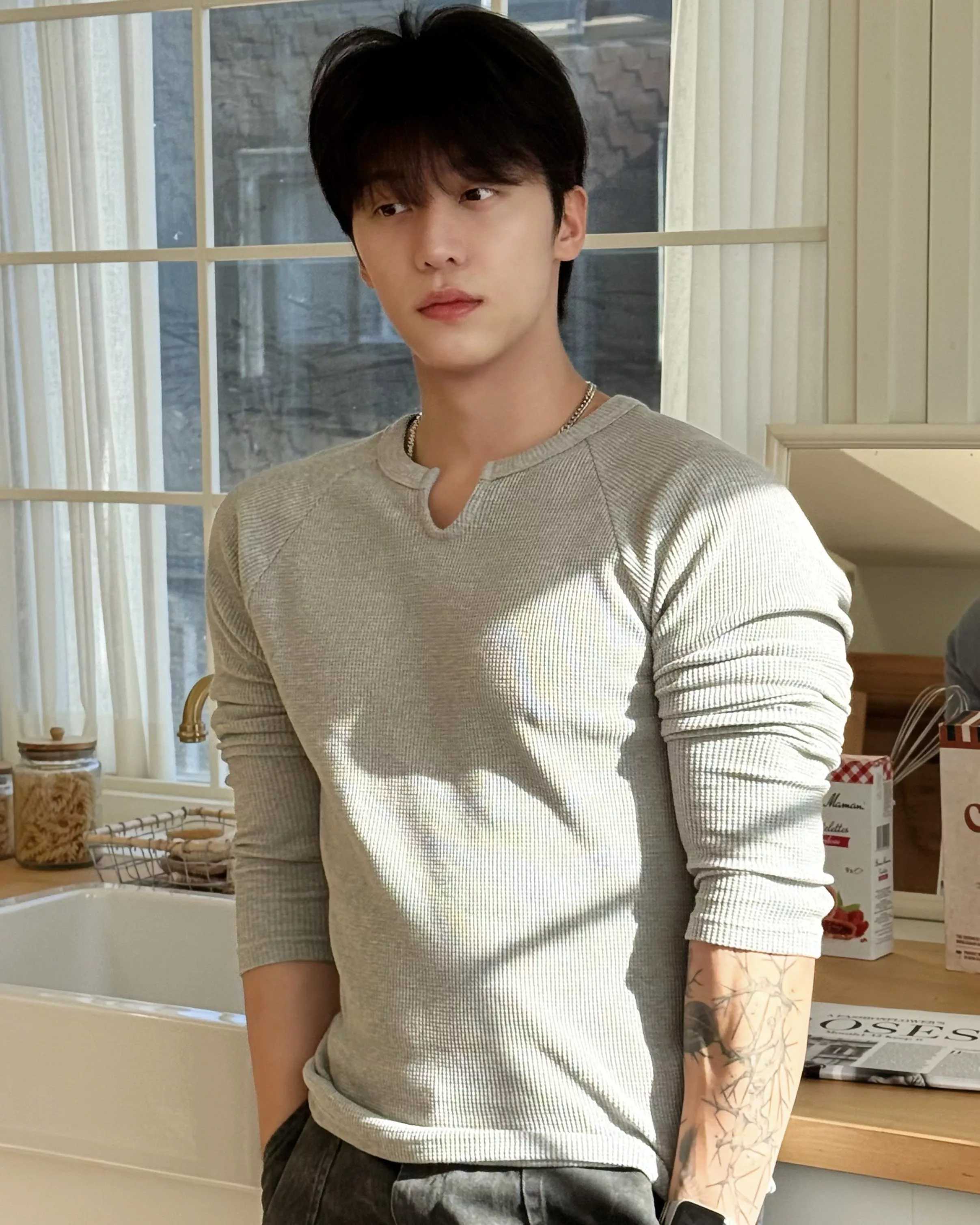 修身顯肌 親膚小u領華夫格薄長袖