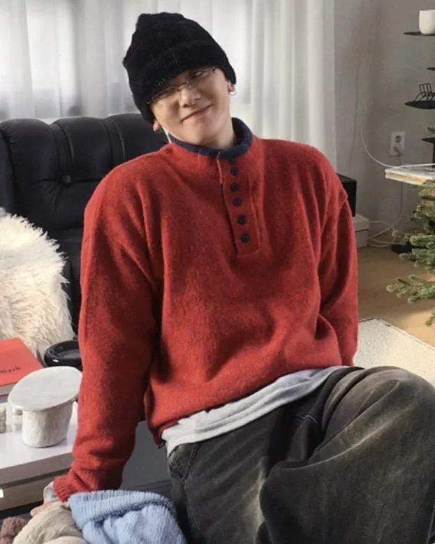 柔軟滾邊撞色 微高領套頭針織衫