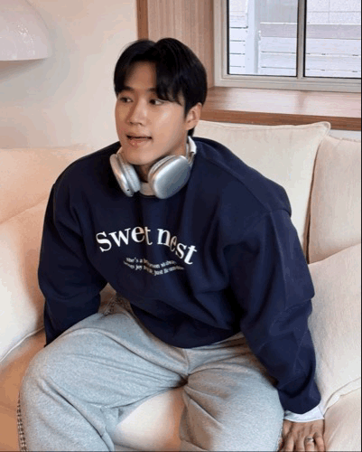 Sweet nest 撞色虛縫線 字母寬鬆大學T