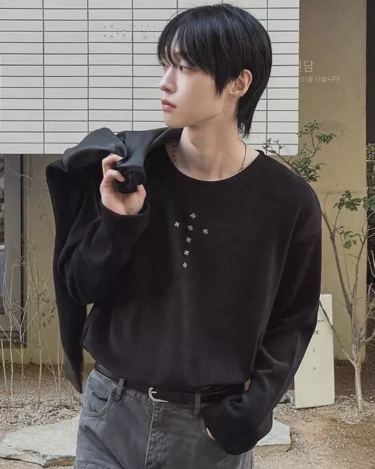 克羅心 十字鉚釘 羅紋薄長袖T恤