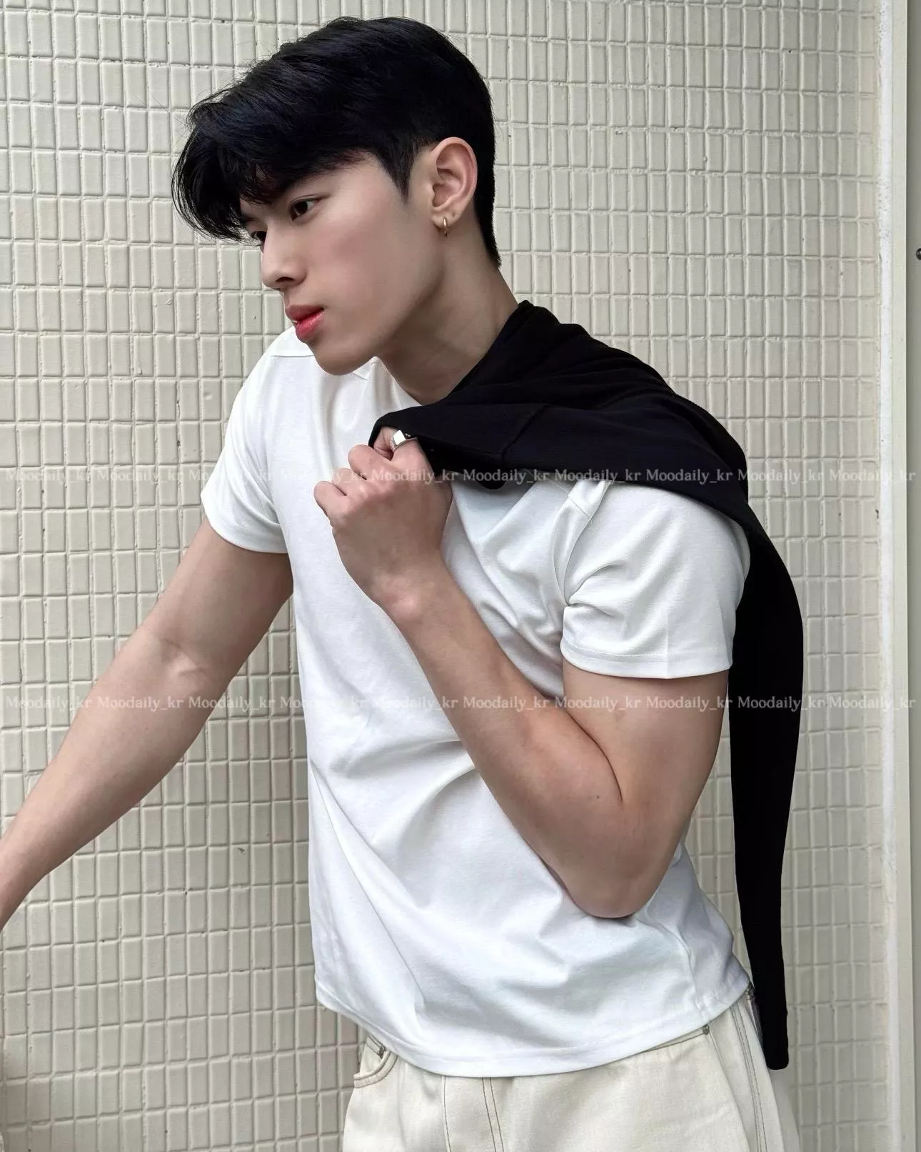 顯壯肌肉 線構分叉 微修身素色短袖