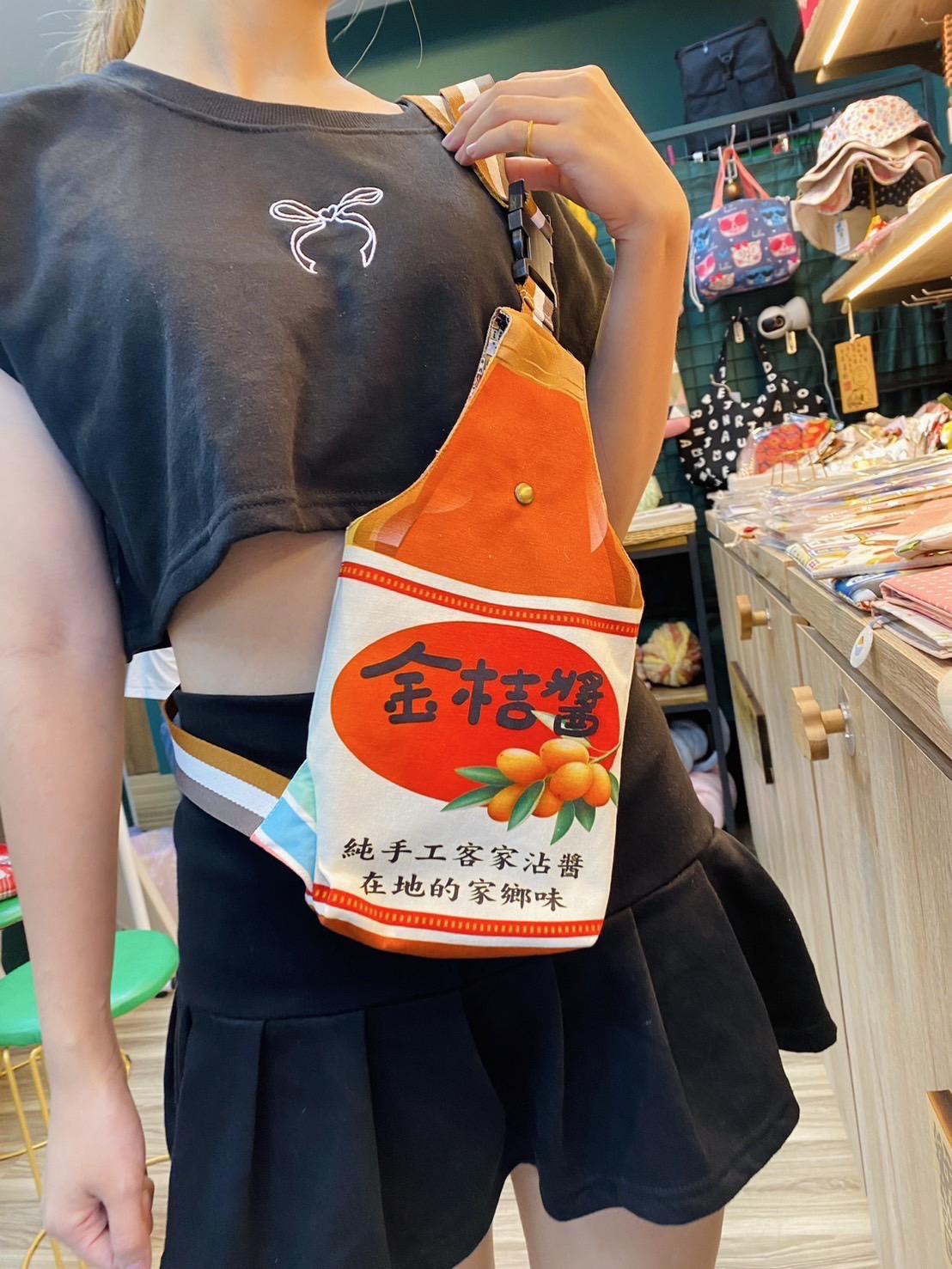 金桔醬｜中性款輕便斜跨胸包