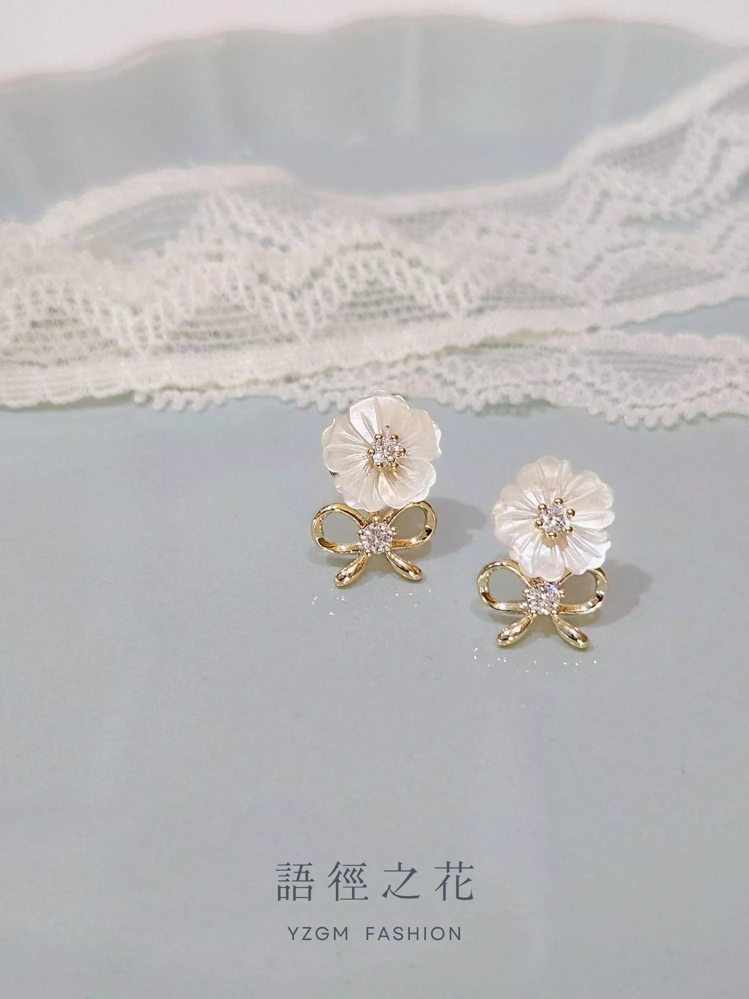 [S925銀針] 語徑之花 / 白色小花蝴蝶結耳環