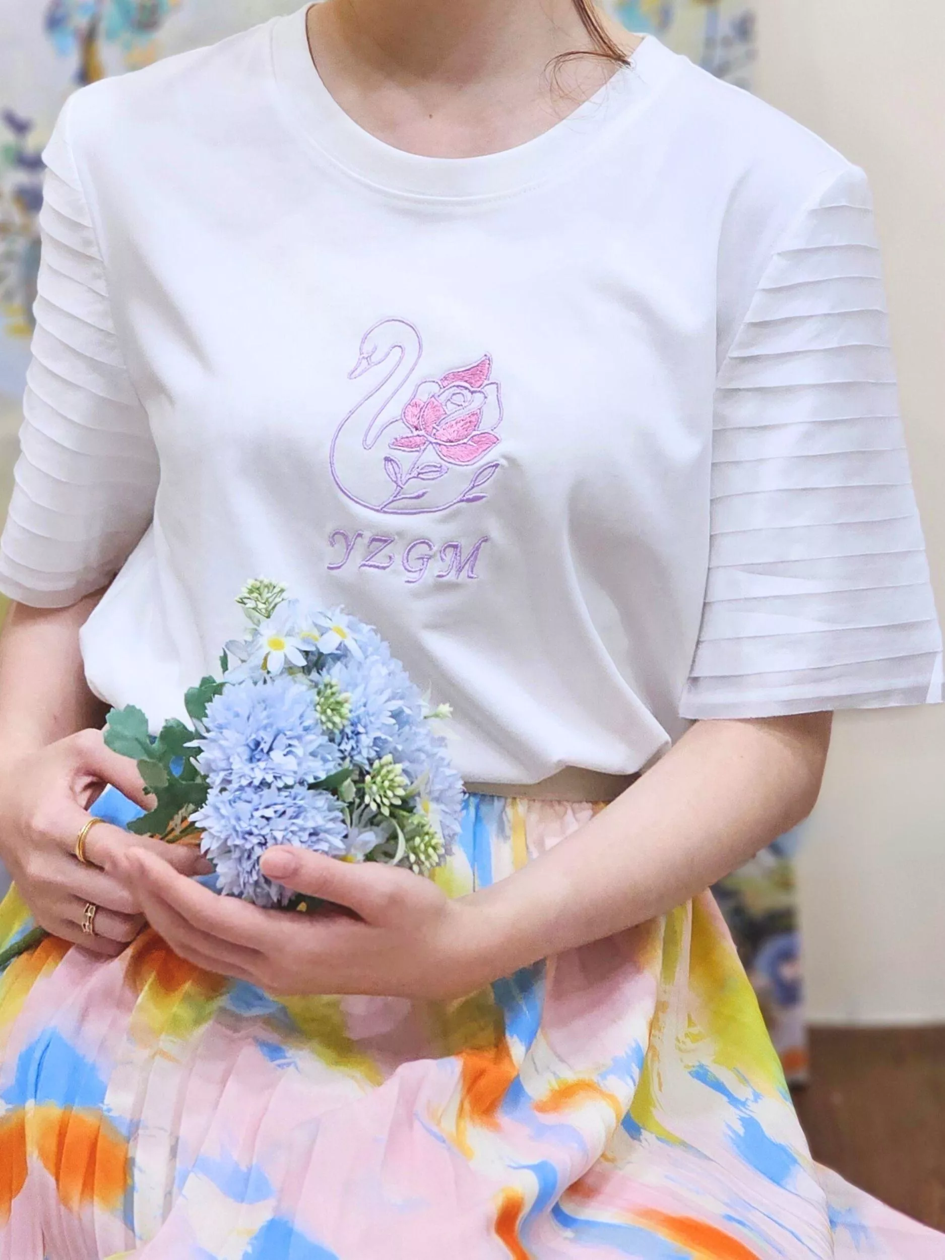 玫瑰天鵝．圓領刺繡短袖上衣 (原創)