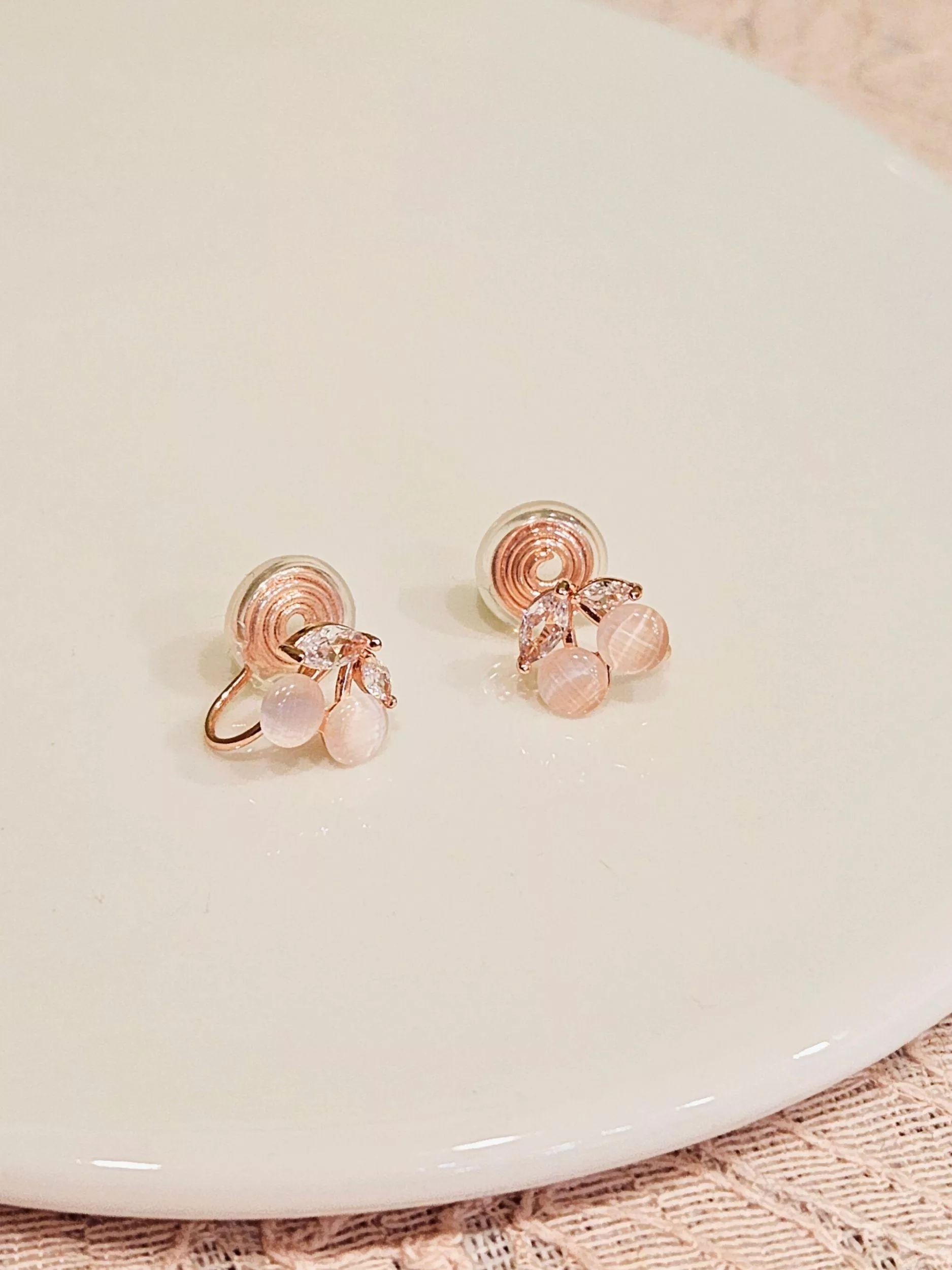 櫻桃貓眼．鍍14K金蚊香盤耳夾