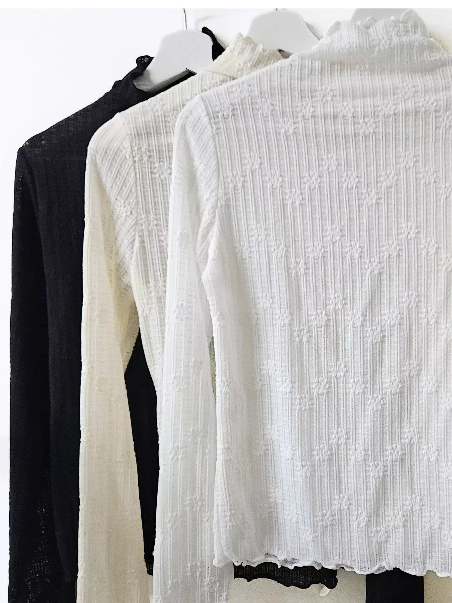 《溫柔霧光》蕾絲緹花打底上衣　杏／白／黑