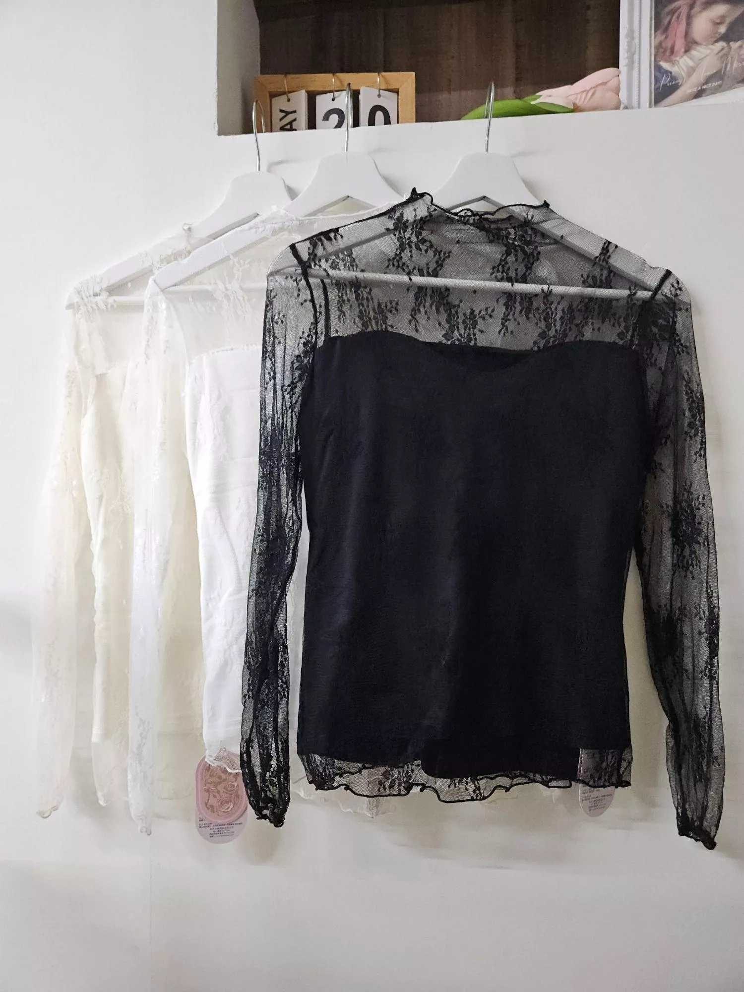 《冬露綻光》蕾絲透膚加絨打底上衣 杏/白/黑色