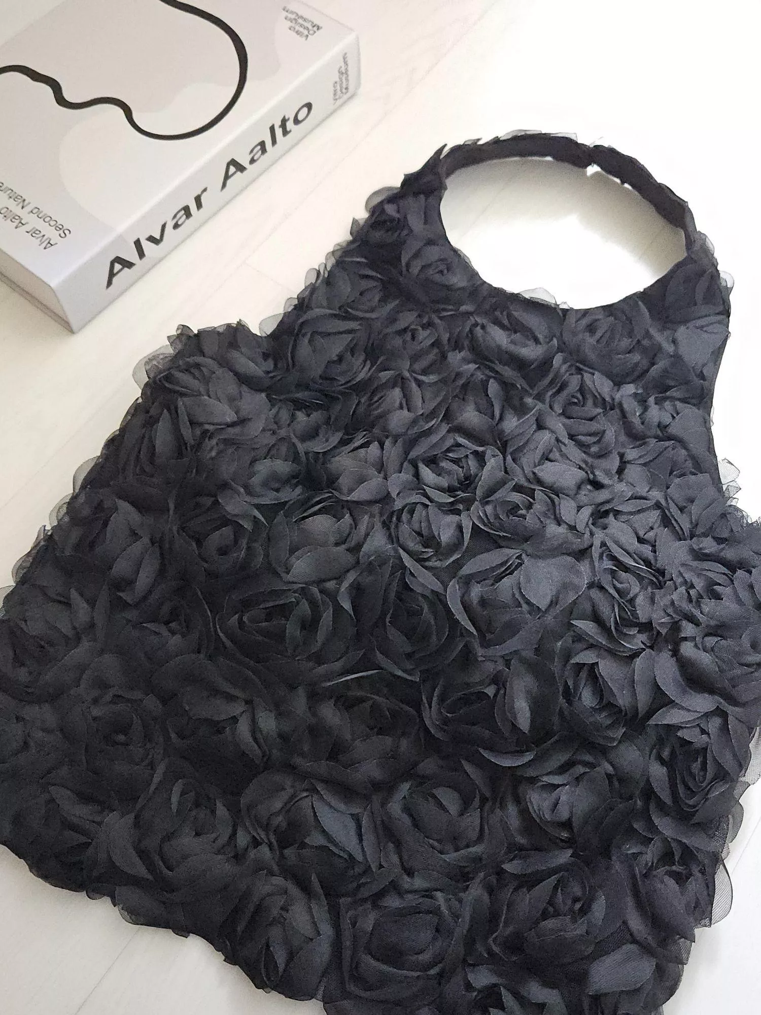 《花影綻放》立體花朵掛脖上衣