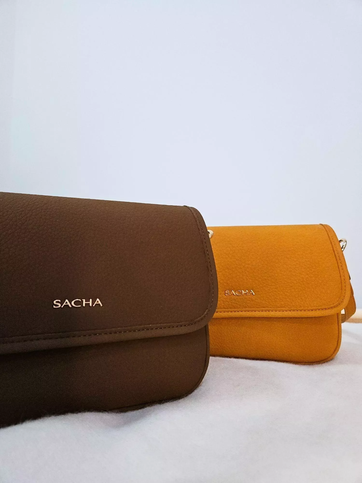 【YZGM羽之共鳴服飾《微光扉頁》簡約翻蓋方包（黃咖啡/深棕色）】  平滑細膩的皮革面料，在光線下呈現內斂的溫潤光澤。 沒有多餘裝飾，僅以精緻金屬字樣點綴 完美詮釋「極簡即是美」的穿搭哲學  ✨ 商品亮點 ．極簡翻蓋設計，俐落且具現代感 ．平滑細膩皮革，手感紮實有型 ．金屬標誌細節，提升視覺層次 ．經典方正包型，輕鬆駕馭各種場合  穿搭建議： 都會通勤 / 文青風格 / 俐落西裝 / 日常穿搭