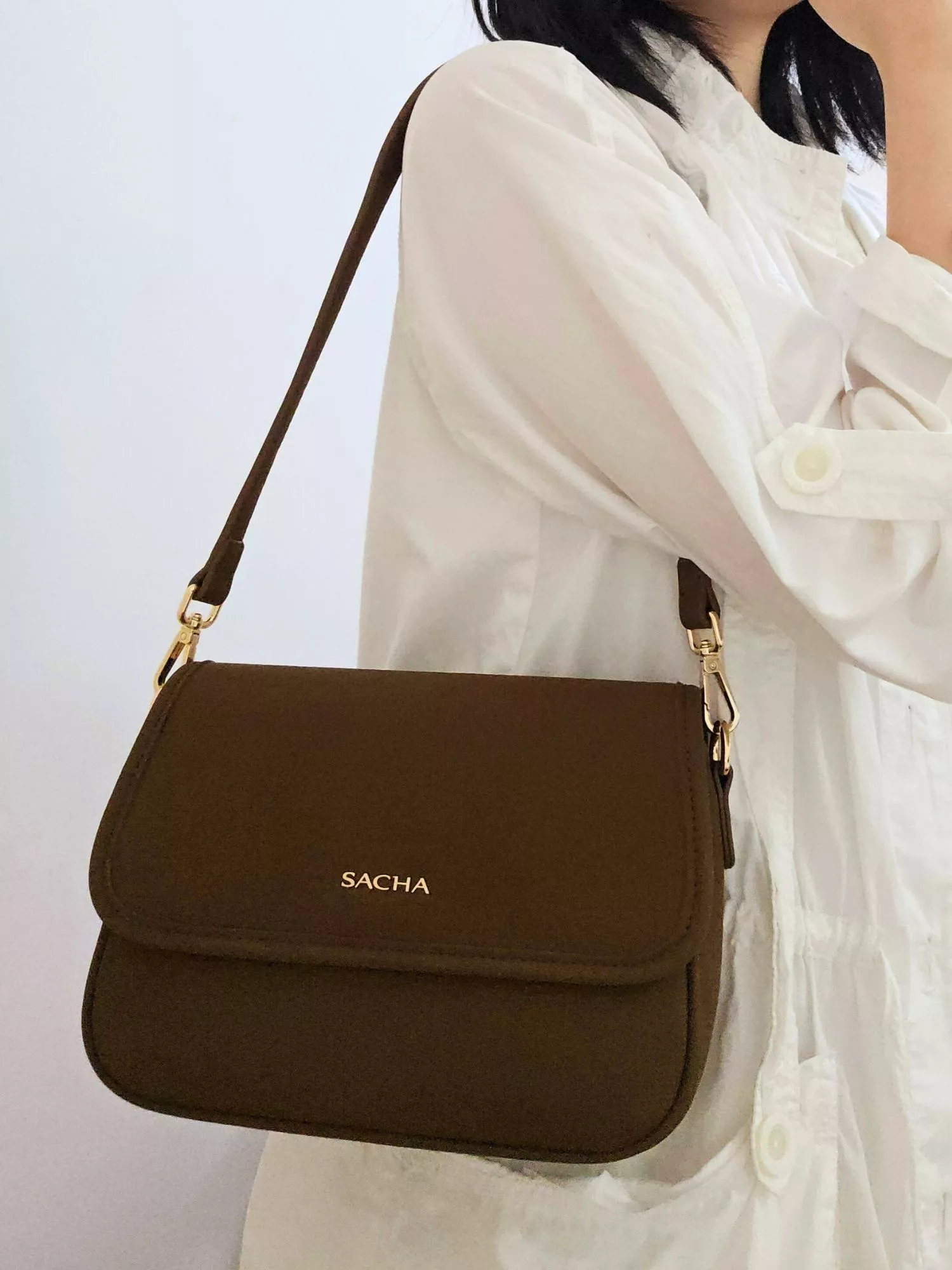 【YZGM羽之共鳴服飾《微光扉頁》簡約翻蓋方包（黃咖啡/深棕色）】  平滑細膩的皮革面料，在光線下呈現內斂的溫潤光澤。 沒有多餘裝飾，僅以精緻金屬字樣點綴 完美詮釋「極簡即是美」的穿搭哲學  ✨ 商品亮點 ．極簡翻蓋設計，俐落且具現代感 ．平滑細膩皮革，手感紮實有型 ．金屬標誌細節，提升視覺層次 ．經典方正包型，輕鬆駕馭各種場合  穿搭建議： 都會通勤 / 文青風格 / 俐落西裝 / 日常穿搭