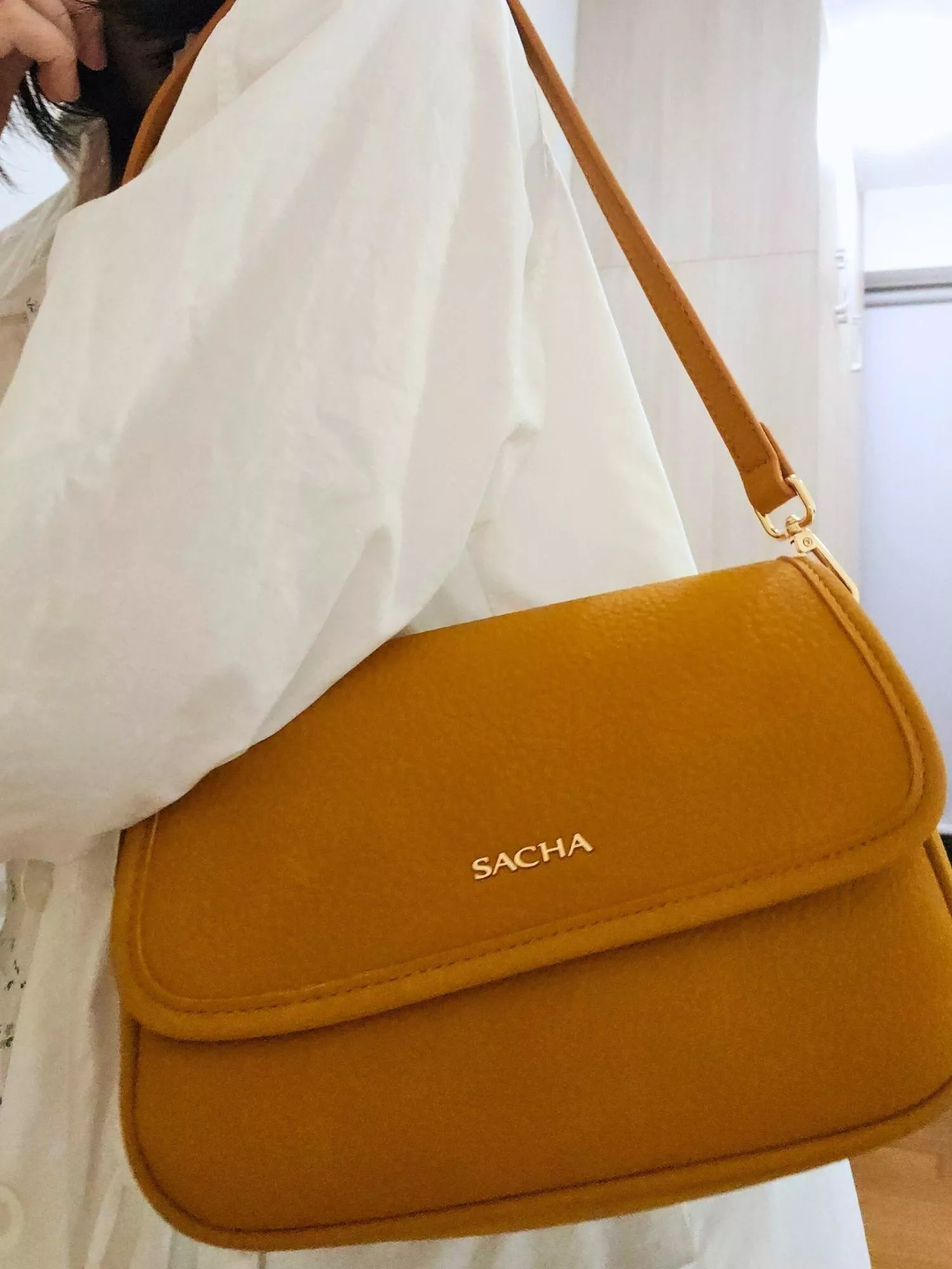 【YZGM羽之共鳴服飾《微光扉頁》簡約翻蓋方包（黃咖啡/深棕色）】  平滑細膩的皮革面料，在光線下呈現內斂的溫潤光澤。 沒有多餘裝飾，僅以精緻金屬字樣點綴 完美詮釋「極簡即是美」的穿搭哲學  ✨ 商品亮點 ．極簡翻蓋設計，俐落且具現代感 ．平滑細膩皮革，手感紮實有型 ．金屬標誌細節，提升視覺層次 ．經典方正包型，輕鬆駕馭各種場合  穿搭建議： 都會通勤 / 文青風格 / 俐落西裝 / 日常穿搭