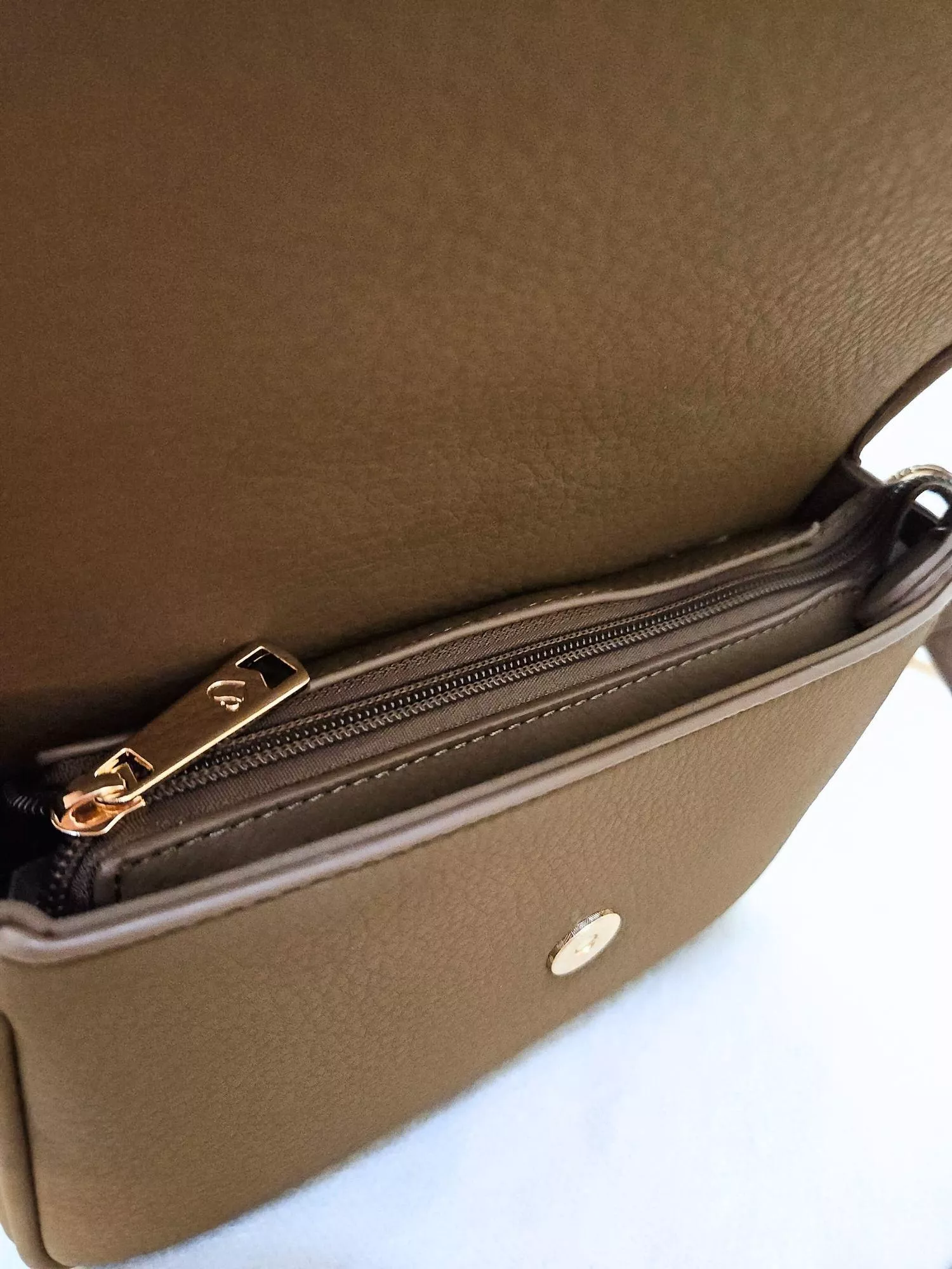 【YZGM羽之共鳴服飾《微光扉頁》簡約翻蓋方包（黃咖啡/深棕色）】  平滑細膩的皮革面料，在光線下呈現內斂的溫潤光澤。 沒有多餘裝飾，僅以精緻金屬字樣點綴 完美詮釋「極簡即是美」的穿搭哲學  ✨ 商品亮點 ．極簡翻蓋設計，俐落且具現代感 ．平滑細膩皮革，手感紮實有型 ．金屬標誌細節，提升視覺層次 ．經典方正包型，輕鬆駕馭各種場合  穿搭建議： 都會通勤 / 文青風格 / 俐落西裝 / 日常穿搭