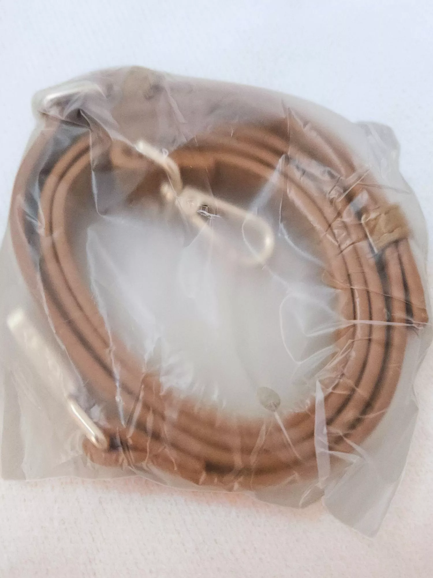 【YZGM羽之共鳴服飾《微光扉頁》簡約翻蓋方包（黃咖啡/深棕色）】  平滑細膩的皮革面料，在光線下呈現內斂的溫潤光澤。 沒有多餘裝飾，僅以精緻金屬字樣點綴 完美詮釋「極簡即是美」的穿搭哲學  ✨ 商品亮點 ．極簡翻蓋設計，俐落且具現代感 ．平滑細膩皮革，手感紮實有型 ．金屬標誌細節，提升視覺層次 ．經典方正包型，輕鬆駕馭各種場合  穿搭建議： 都會通勤 / 文青風格 / 俐落西裝 / 日常穿搭