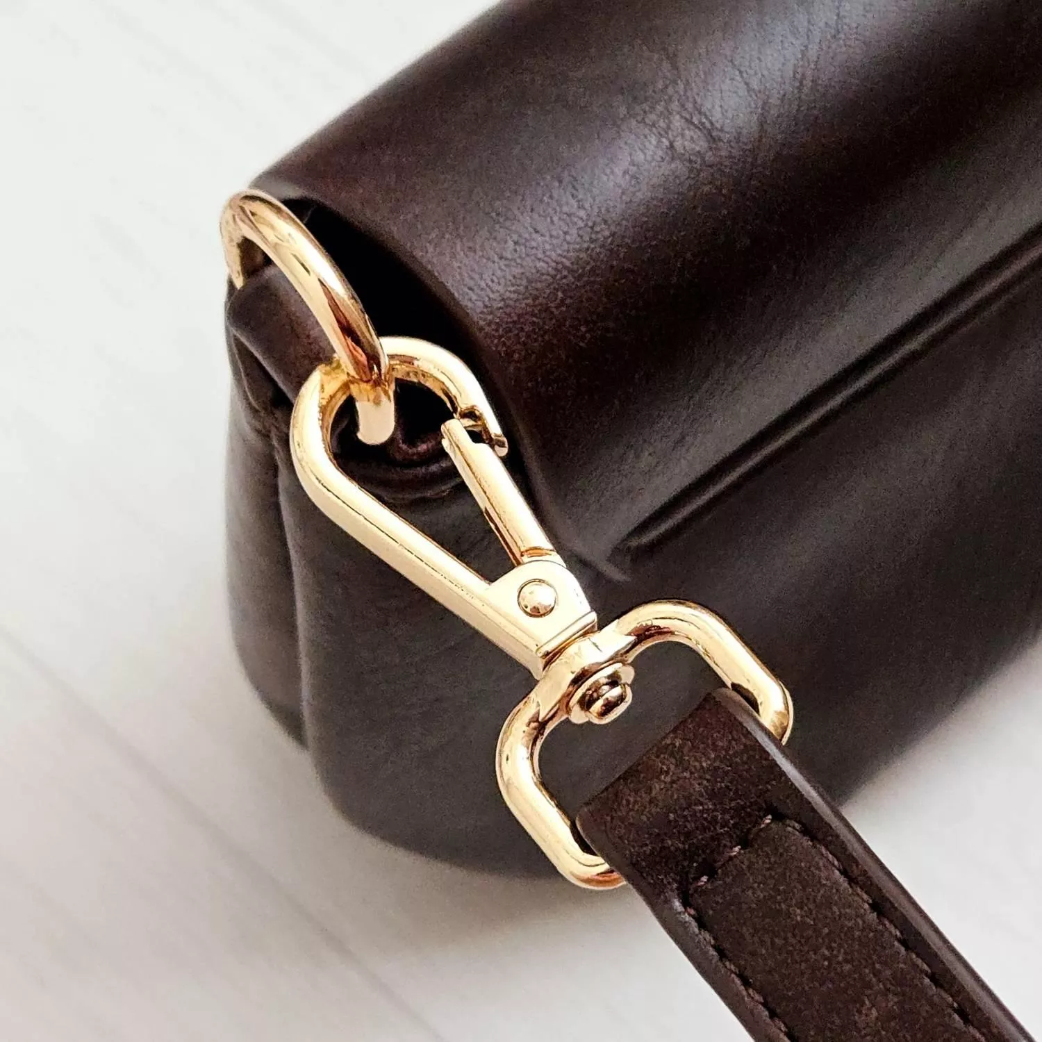 【YZGM羽之共鳴服飾《深焙可可》復古揉紋心形釦飾包】  迷人的醇厚色澤結合復古揉捻紋理 皮革表面細微的紋路變化，賦予包包一種如古董珍藏般的歲月韻味 流線型的心形金屬釦環，演繹著優雅且不羈的浪漫情懷  ✨ 商品亮點 復古皮革揉紋，每一面都獨具質感 特殊流線心鎖釦，點綴亮點細節 圓潤包身曲線，好收納隨身物品   【商品資訊】 顏色： 深咖啡色 尺寸：22 &times; 9 x 14 公分（長x寬x高） 材質：人造皮革 閉合型式 ：磁吸釦+拉鍊 製造：馬來西亞 Malaysia