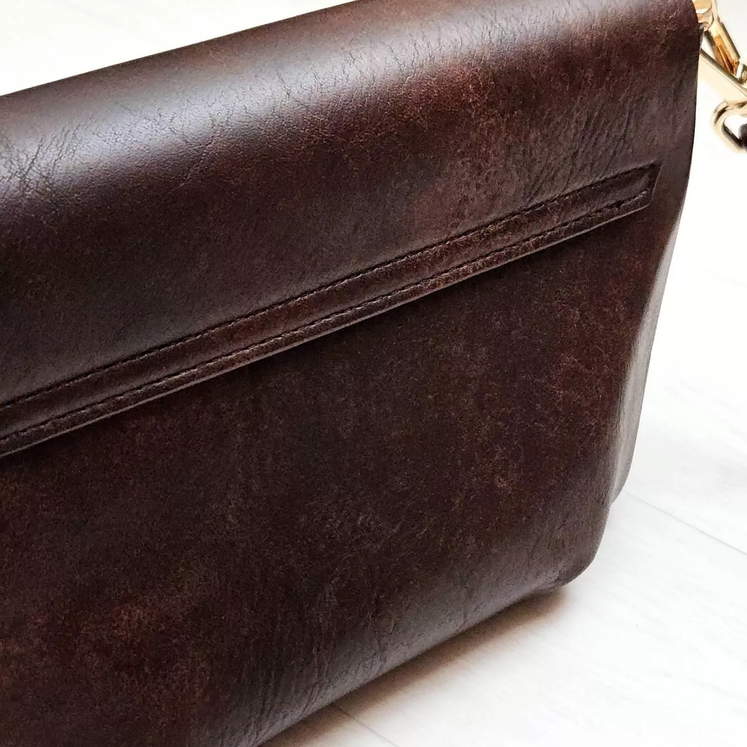 【YZGM羽之共鳴服飾《深焙可可》復古揉紋心形釦飾包】  迷人的醇厚色澤結合復古揉捻紋理 皮革表面細微的紋路變化，賦予包包一種如古董珍藏般的歲月韻味 流線型的心形金屬釦環，演繹著優雅且不羈的浪漫情懷  ✨ 商品亮點 復古皮革揉紋，每一面都獨具質感 特殊流線心鎖釦，點綴亮點細節 圓潤包身曲線，好收納隨身物品   【商品資訊】 顏色： 深咖啡色 尺寸：22 &times; 9 x 14 公分（長x寬x高） 材質：人造皮革 閉合型式 ：磁吸釦+拉鍊 製造：馬來西亞 Malaysia