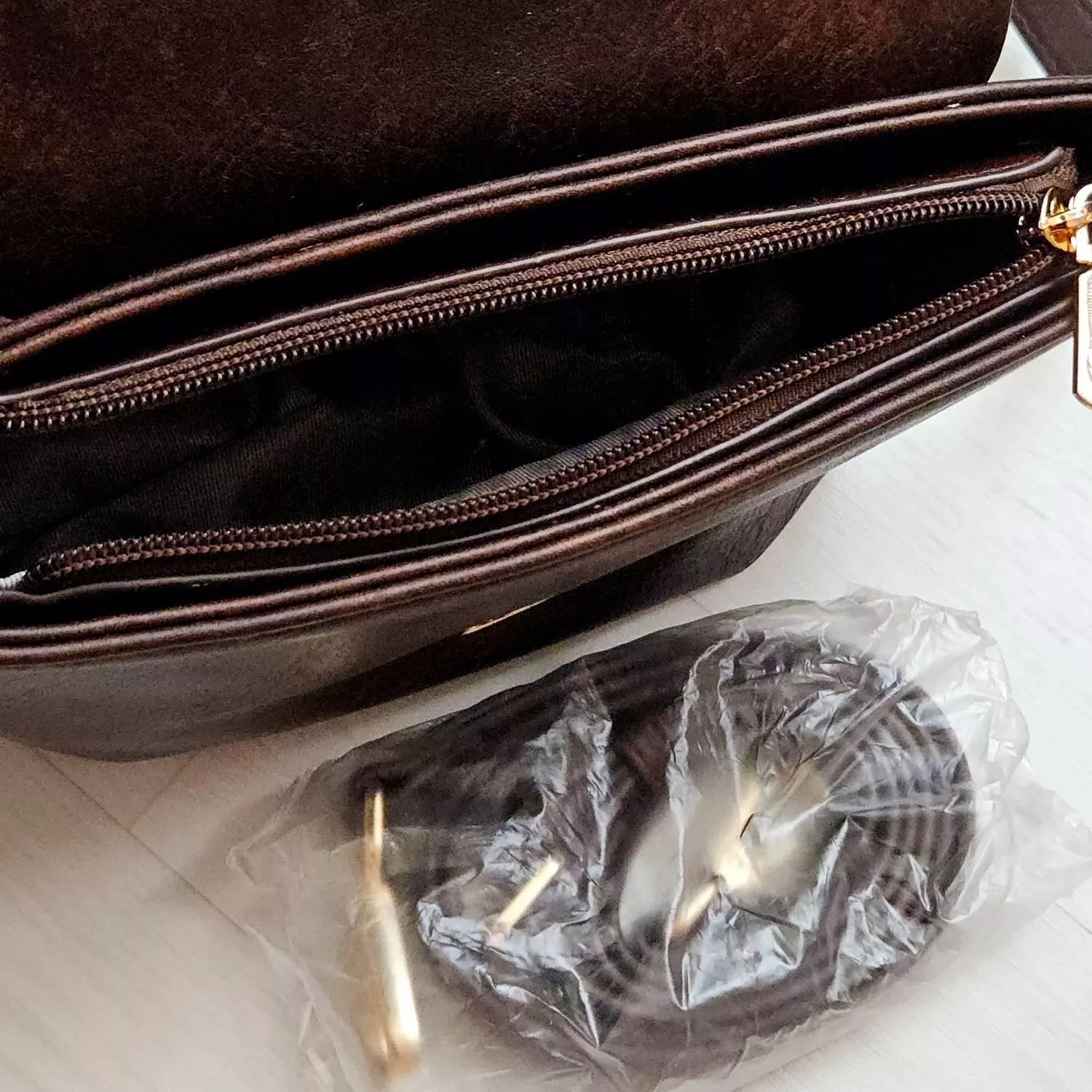 【YZGM羽之共鳴服飾《深焙可可》復古揉紋心形釦飾包】  迷人的醇厚色澤結合復古揉捻紋理 皮革表面細微的紋路變化，賦予包包一種如古董珍藏般的歲月韻味 流線型的心形金屬釦環，演繹著優雅且不羈的浪漫情懷  ✨ 商品亮點 復古皮革揉紋，每一面都獨具質感 特殊流線心鎖釦，點綴亮點細節 圓潤包身曲線，好收納隨身物品   【商品資訊】 顏色： 深咖啡色 尺寸：22 &times; 9 x 14 公分（長x寬x高） 材質：人造皮革 閉合型式 ：磁吸釦+拉鍊 製造：馬來西亞 Malaysia