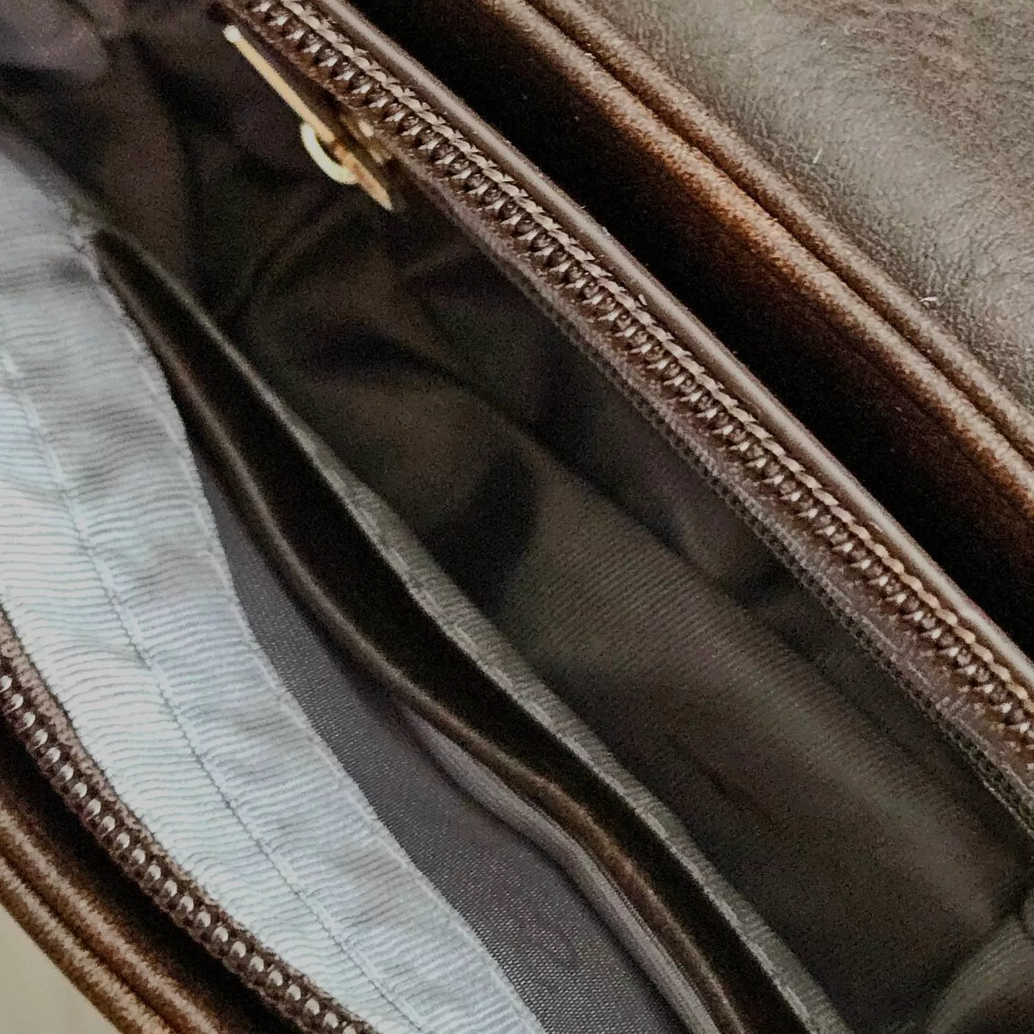 【YZGM羽之共鳴服飾《深焙可可》復古揉紋心形釦飾包】  迷人的醇厚色澤結合復古揉捻紋理 皮革表面細微的紋路變化，賦予包包一種如古董珍藏般的歲月韻味 流線型的心形金屬釦環，演繹著優雅且不羈的浪漫情懷  ✨ 商品亮點 復古皮革揉紋，每一面都獨具質感 特殊流線心鎖釦，點綴亮點細節 圓潤包身曲線，好收納隨身物品   【商品資訊】 顏色： 深咖啡色 尺寸：22 &times; 9 x 14 公分（長x寬x高） 材質：人造皮革 閉合型式 ：磁吸釦+拉鍊 製造：馬來西亞 Malaysia