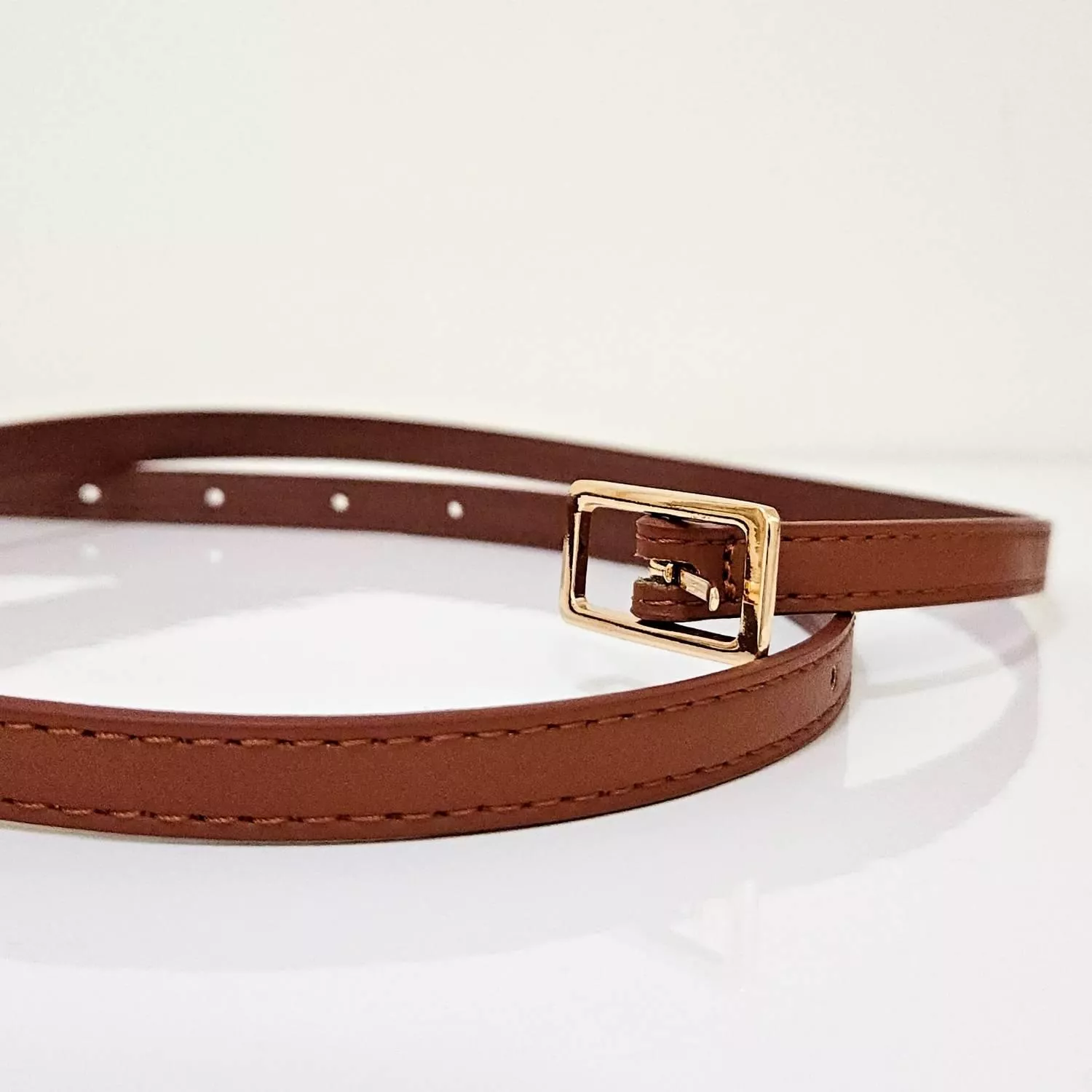 【YZGM羽之共鳴服飾《焦糖暮色》金屬方釦細腰帶】  如濃郁焦糖般的醇厚色澤，搭配簡約質感的金色方釦 細緻的皮革紋理襯托出腰間的纖細感，於簡約中勾勒出優雅輪廓 是穿搭中不可或缺的沈穩點綴  ✨ 商品亮點 經典焦糖色系，百搭不退流行 細緻皮革手感，耐用且優雅 亮面金屬方釦，增添高級質感 修飾身型比例，點亮整體層次  穿搭建議： 高腰西裝褲 / 長版洋裝 / 針織長裙 / 職場穿搭  【商品資訊】 顏色：焦糖色 尺寸：101 x 1 公分（長x寬） 材質：人造皮革 製造：馬來西亞 Malaysia