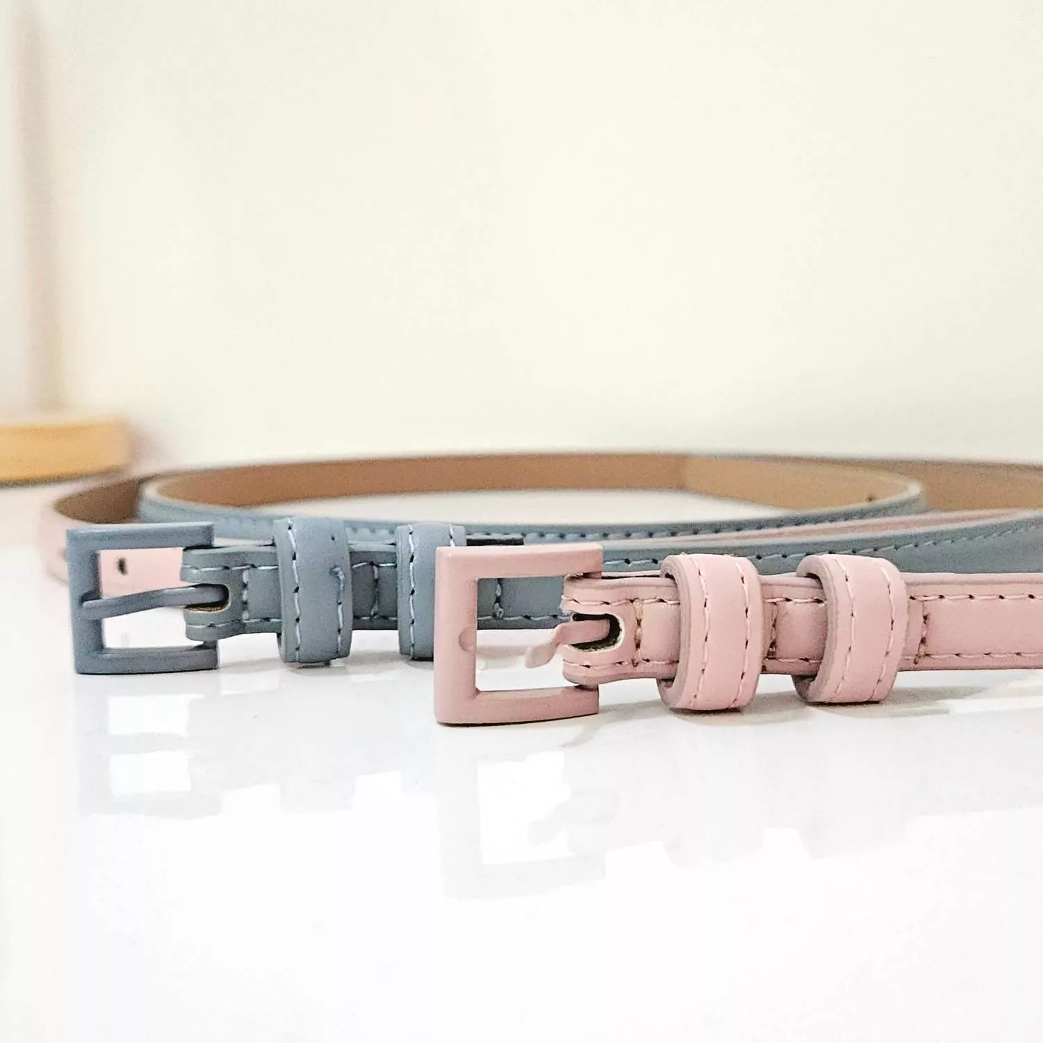 【YZGM羽之共鳴服飾《莫蘭迪序曲》霧面同色系皮帶 (粉/藍色)】  低飽和度的莫蘭迪色系，散發著沉穩且高級的靜謐氣息 霧面同色系釦頭設計，呈現和諧的視覺一致性 簡約卻極具存在感，能輕鬆融入各種色調的穿搭中  ✨ 商品亮點 質感霧面質地，低調奢華 同色系釦頭設計，視覺乾淨簡約 莫蘭迪色調，優雅顯氣質 柔軟帶身，完美貼合身型  穿搭建議： 牛仔褲 / 白色系裙裝 / 棉麻襯衫 / 休閒簡約風  【商品資訊】 顏色：淺粉色/霧藍色 尺寸：102 x 1.3 公分（長x寬） 材質：人造皮革 製造：馬來西亞 Malaysia